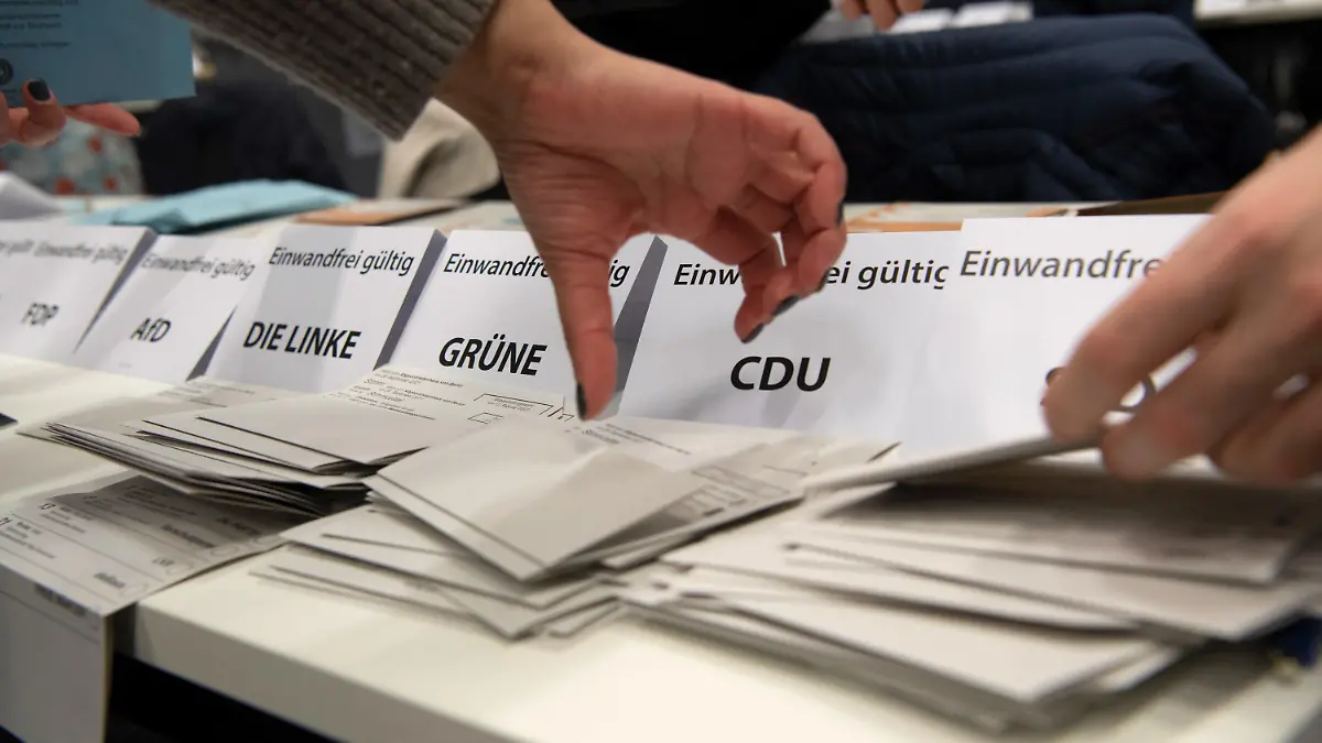 12.02.2023, Berlin: Wahlhelfer sichten im City Cube nach der wiederholten Wahl die Stimmzettel der Briefwähler. Die im Nachhinein vom Berliner Verfassungsgerichtshof für ungültig erklärte Wahl zum 19. Abgeordnetenhaus von Berlin vom 26. September 2021 wurde am Sonntag wiederholt. Foto: Paul Zinken/dpa +++ dpa-Bildfunk +++