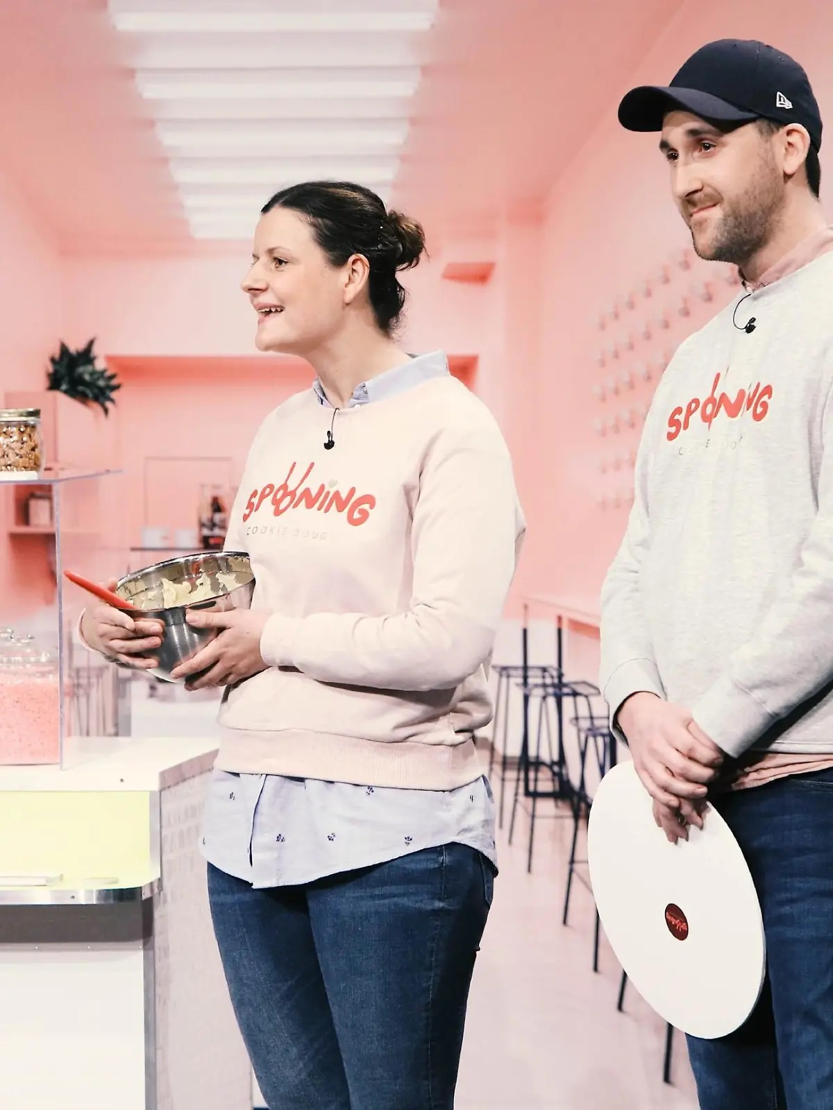  Diana Hildenbrand und Constantin Feistkorn aus Berlin präsentieren mit "Spooning Cookie Dough" einen Keksteig zum Löffeln. Sie erhoffen sich ein Investment von 210.000 Euro für 15 Prozent der Anteile an ihrem Unternehmen.