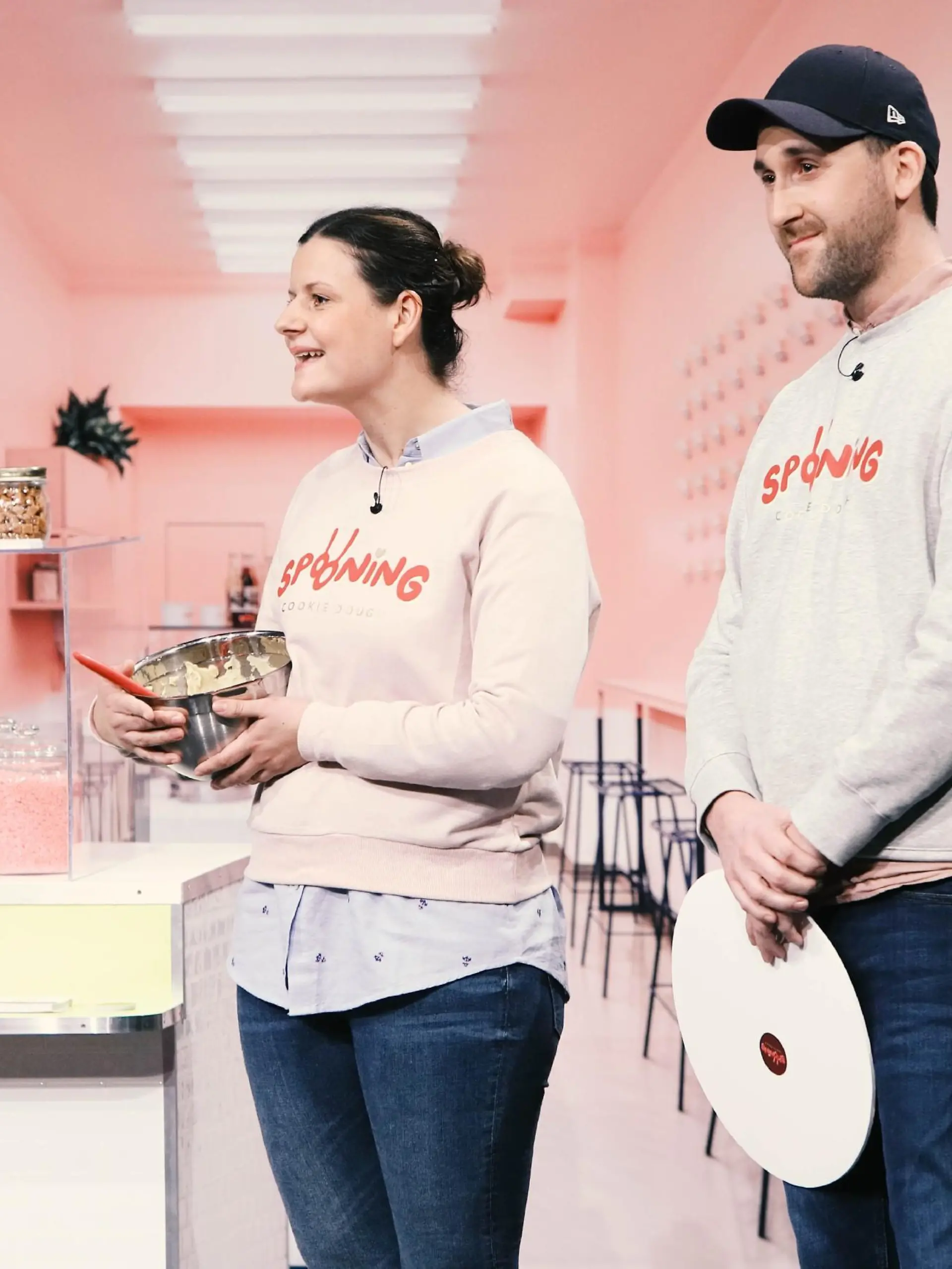  Diana Hildenbrand und Constantin Feistkorn aus Berlin präsentieren mit "Spooning Cookie Dough" einen Keksteig zum Löffeln. Sie erhoffen sich ein Investment von 210.000 Euro für 15 Prozent der Anteile an ihrem Unternehmen.