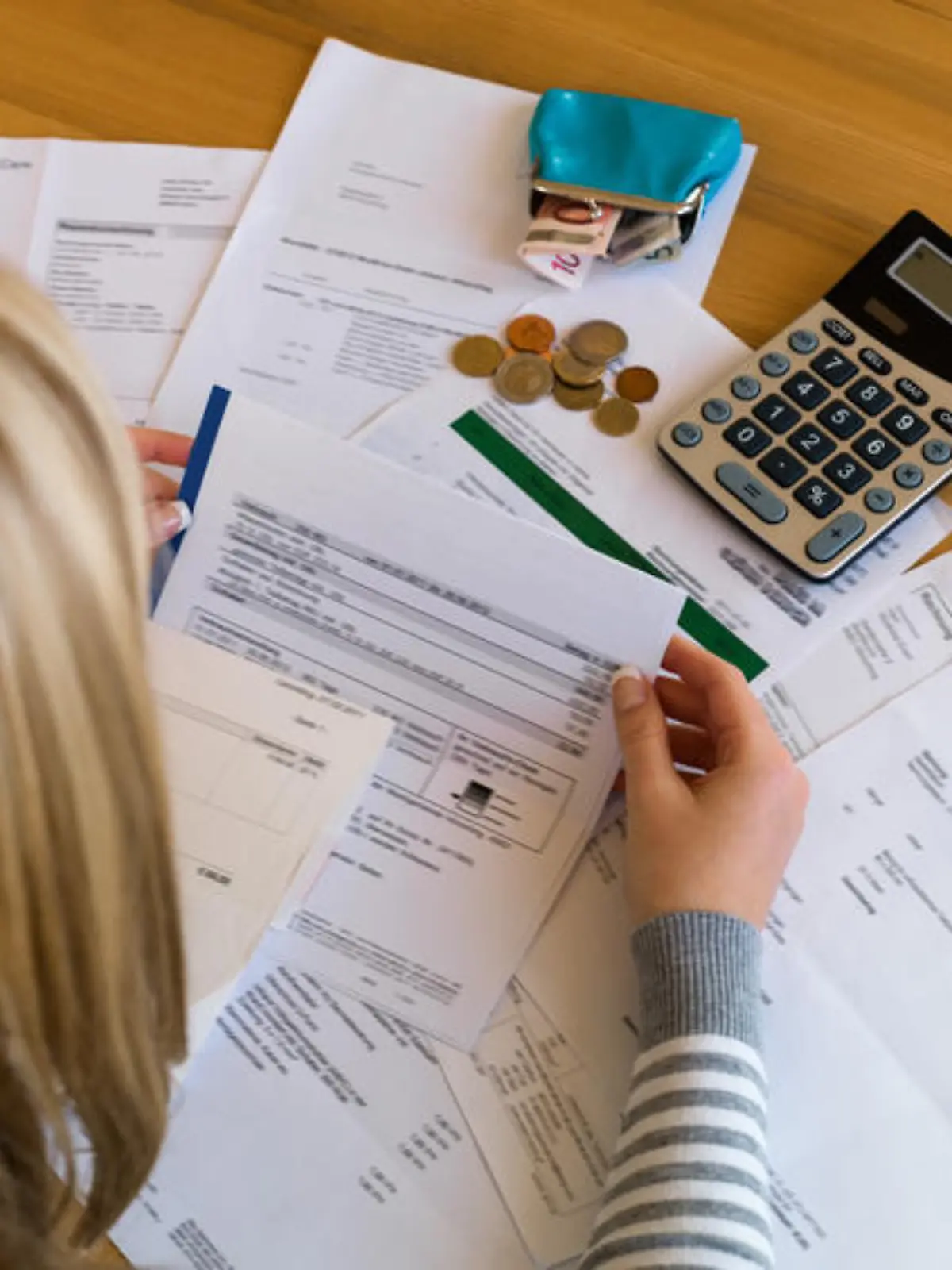 Eine Frau mit offenen Rechnungen hat viele Schulden. Arbeitslosigkeit und Privatkonkurs