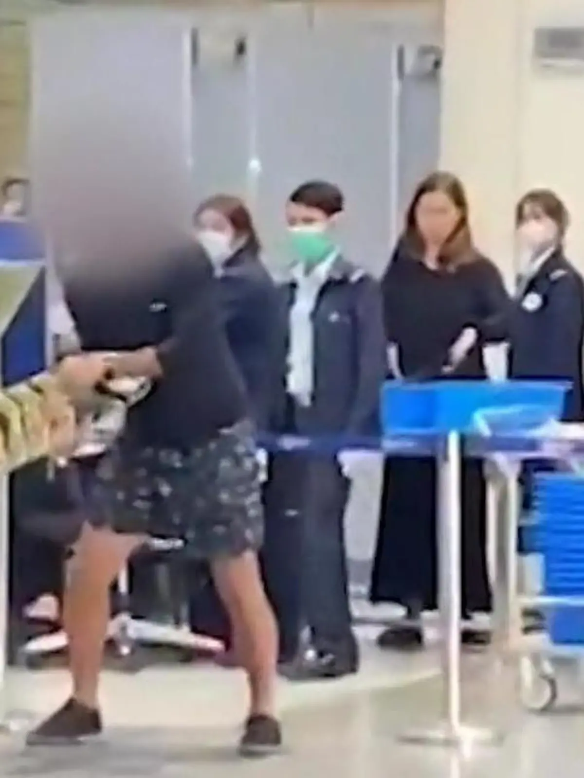 Wie aus dem Nichts benutzt dieser Mann plötzlich sein Skateboard als Waffe. Am Flughafen Don Mueang in Thailand greift er damit Beamte an. Mehrfach geht er auf einen der Männer los, diese bleiben aber ganz ruhig und beobachten die Situation. Der Grund für seinen Ausraster ist unklar.