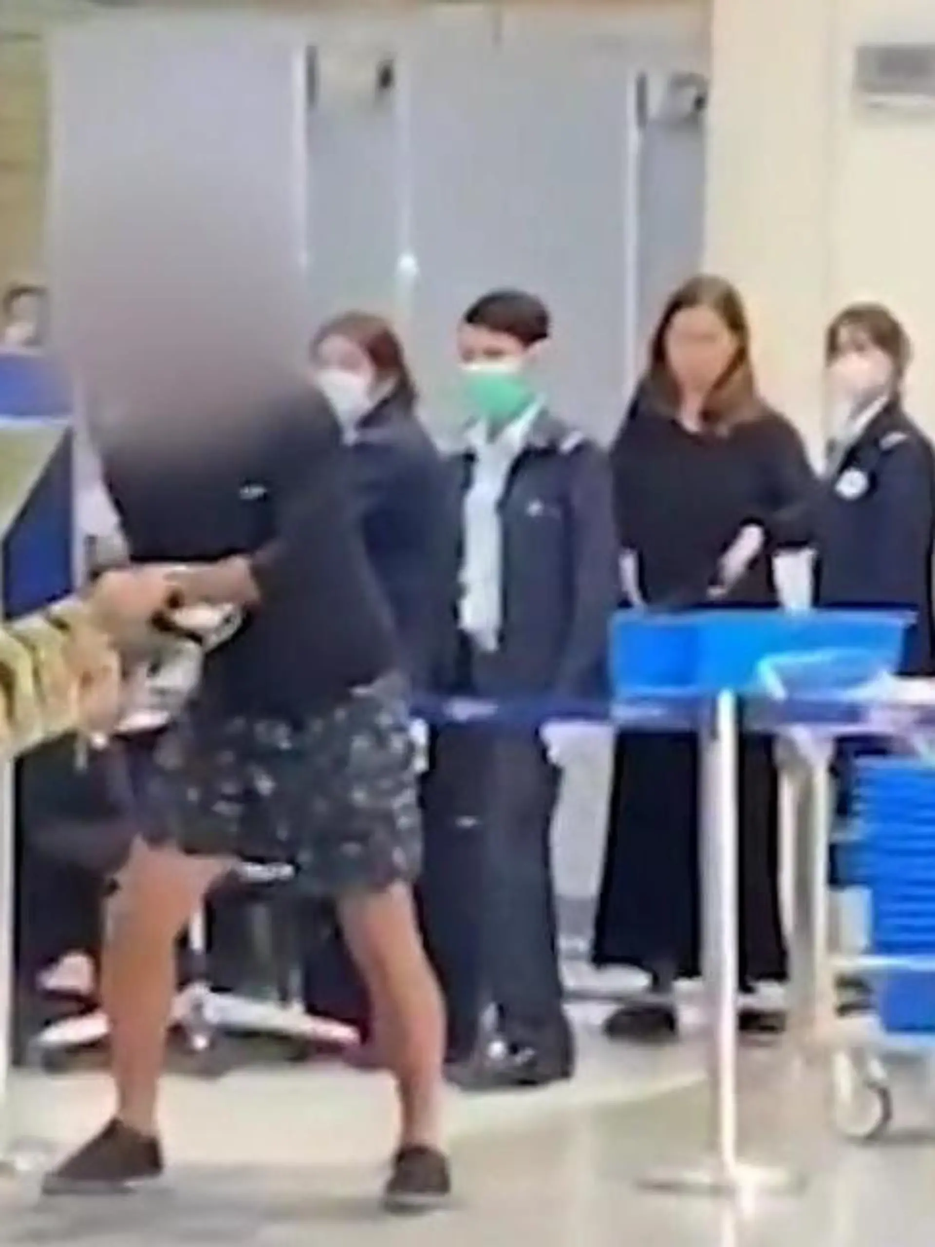 Wie aus dem Nichts benutzt dieser Mann plötzlich sein Skateboard als Waffe. Am Flughafen Don Mueang in Thailand greift er damit Beamte an. Mehrfach geht er auf einen der Männer los, diese bleiben aber ganz ruhig und beobachten die Situation. Der Grund für seinen Ausraster ist unklar.