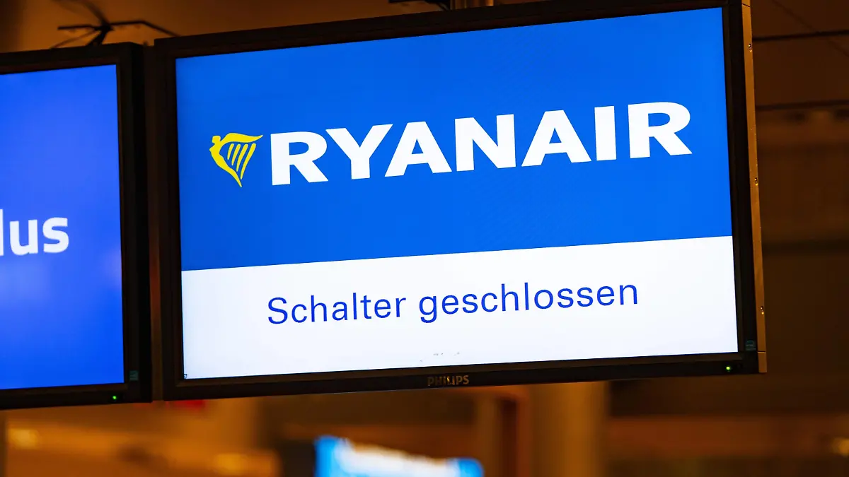 News Bilder des Tages Ryanair Schalter geschlossen Check-In Check-in-Schalter;Tag vor dem angekündigten Ryanair Streik Flugpilotenstreik Pilotenstreik, Hamburg Hamburg Deutschland Flughafen Hamburg *** Ryanair SWITCH CLOSED CHECK IN CHECK IN SWITCH DAY BEFORE THE ANNOUNCED RAYAN AIR STRIKE PILOT PILOT strike Hamburg strike Hamburg Airport Hamburg  