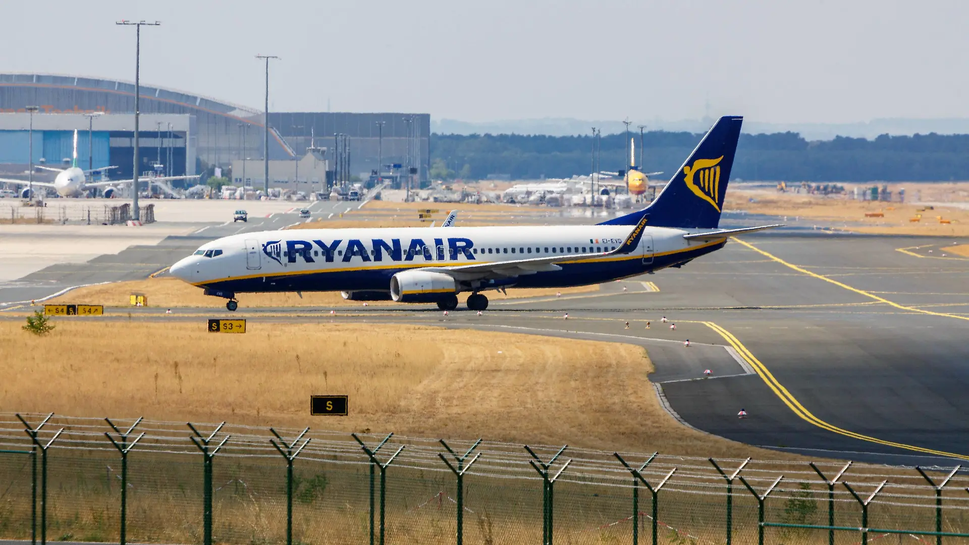DEU, Deutschland, Hessen, Frankfurt am Main, 27.07.2018: Flughafen Frankfurt am Main / Frankfurt Airport // Registration: EI-EVD Ryanair Boeing 737-8AS *** DEU Germany Hessen Frankfurt am Main 27 07 2018 Frankfurt Airport Frankfurt Airport Registration EI EVD Ryanair Boeing 737 8AS  