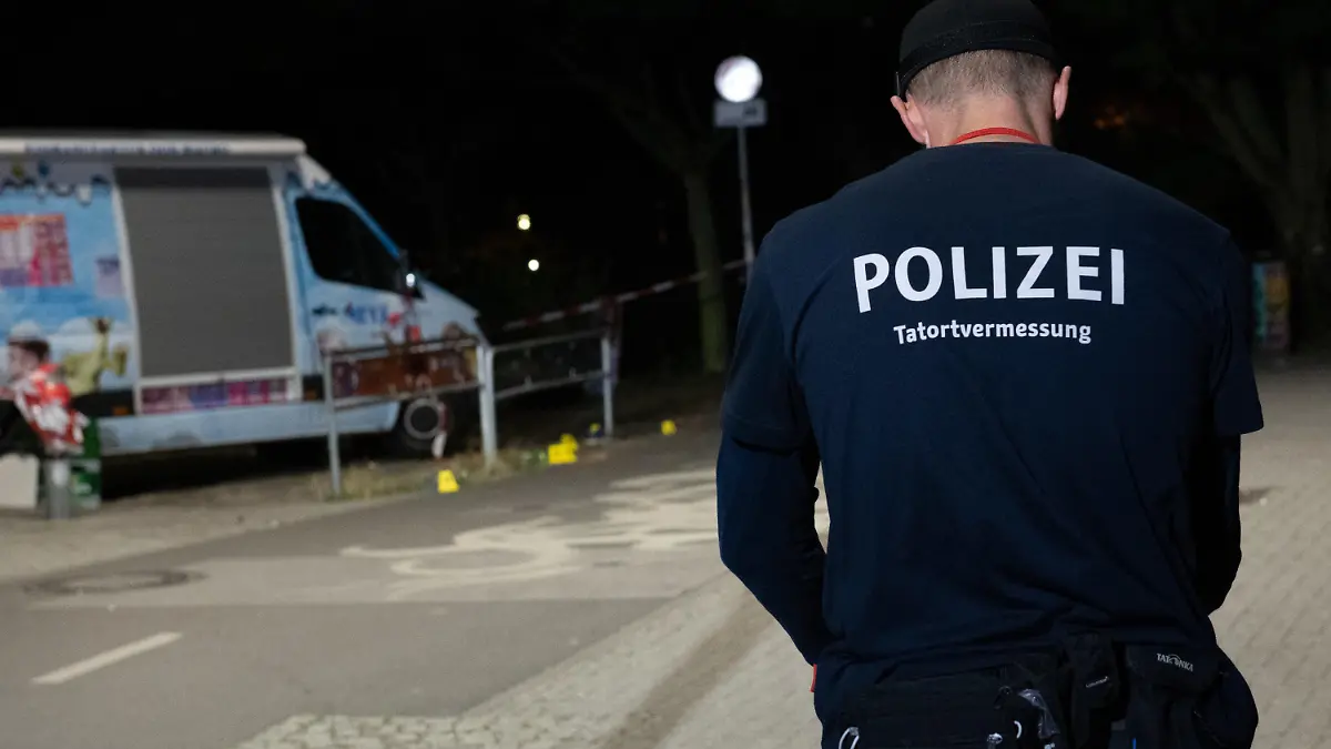 09.09.2018, Berlin: Ein Kriminaltechniker steht an einem Zugang zum Tempelhofer Feld in Berlin-Neukölln. Dort wurde ein Mann durch Schüsse lebensgefährlich verletzt. Der Verletzte wurde in ein Krankenhaus gebracht. Dort starb er an den Verletzungen. Nach unbestätigten Informationen mehrerer Medien soll es sich bei dem Opfer um ein polizeibekanntes Mitglied einer arabischen Großfamilie handeln. Foto: Paul Zinken/dpa +++ dpa-Bildfunk +++