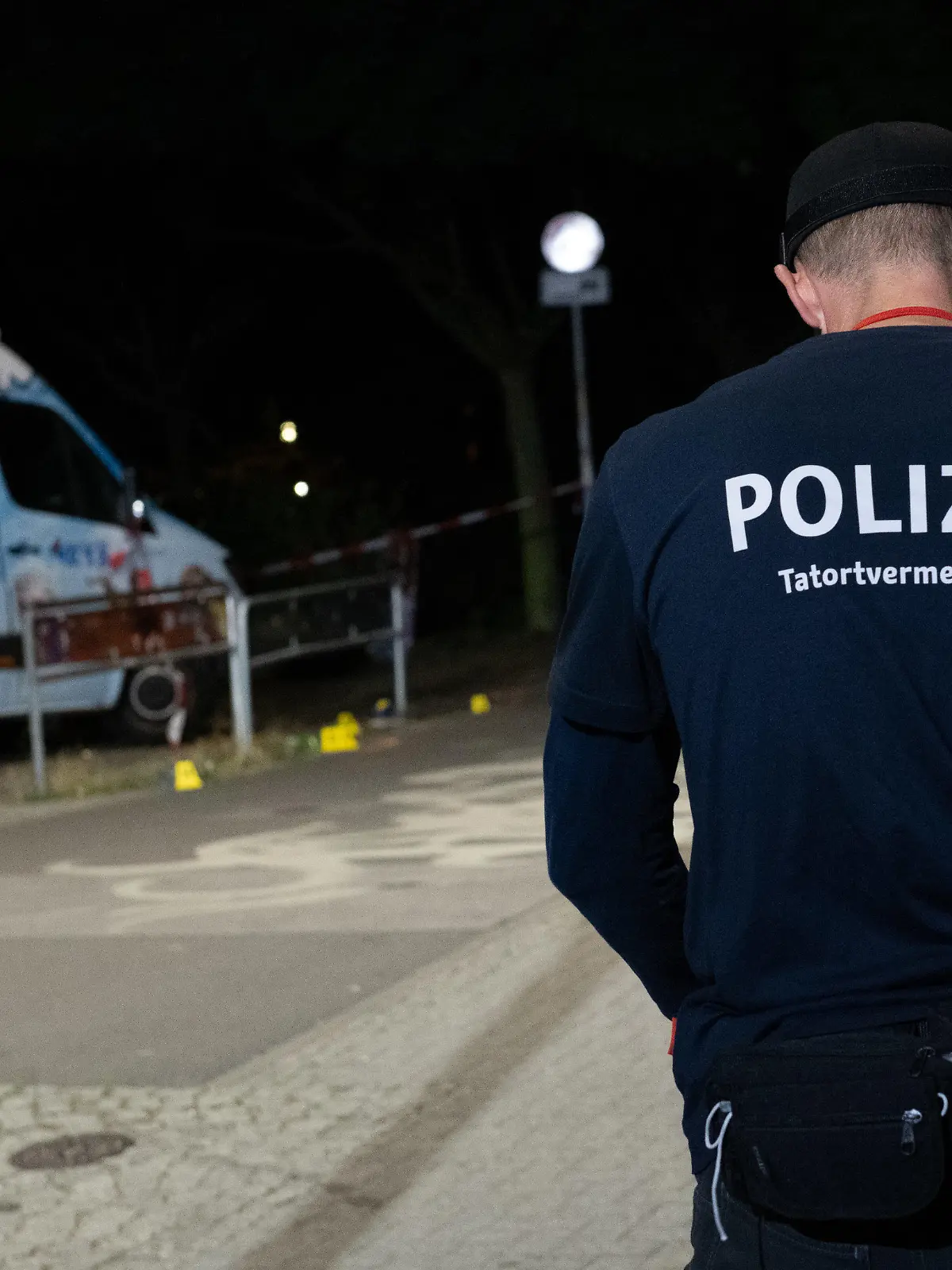 09.09.2018, Berlin: Ein Kriminaltechniker steht an einem Zugang zum Tempelhofer Feld in Berlin-Neukölln. Dort wurde ein Mann durch Schüsse lebensgefährlich verletzt. Der Verletzte wurde in ein Krankenhaus gebracht. Dort starb er an den Verletzungen. Nach unbestätigten Informationen mehrerer Medien soll es sich bei dem Opfer um ein polizeibekanntes Mitglied einer arabischen Großfamilie handeln. Foto: Paul Zinken/dpa +++ dpa-Bildfunk +++