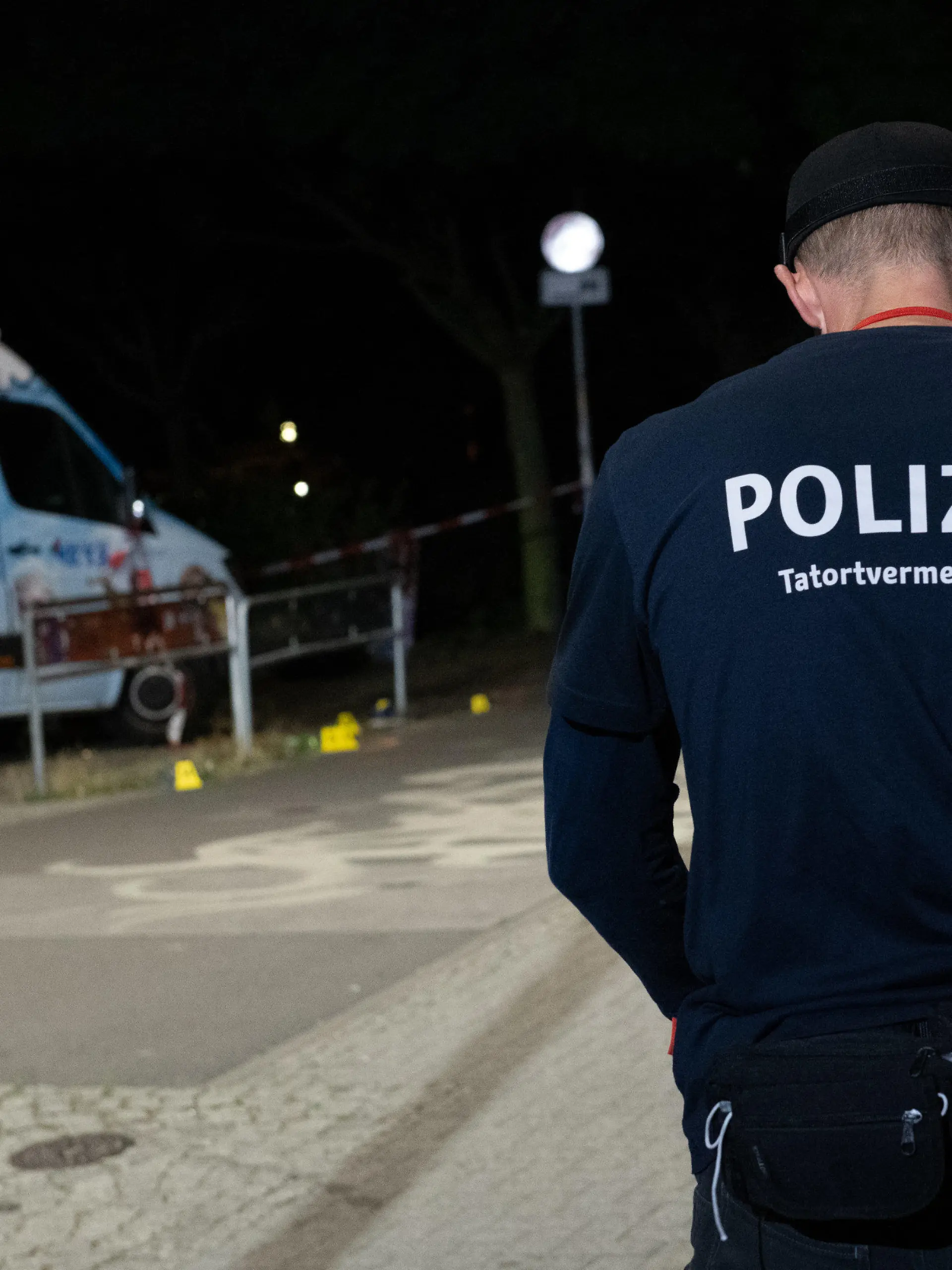 09.09.2018, Berlin: Ein Kriminaltechniker steht an einem Zugang zum Tempelhofer Feld in Berlin-Neukölln. Dort wurde ein Mann durch Schüsse lebensgefährlich verletzt. Der Verletzte wurde in ein Krankenhaus gebracht. Dort starb er an den Verletzungen. Nach unbestätigten Informationen mehrerer Medien soll es sich bei dem Opfer um ein polizeibekanntes Mitglied einer arabischen Großfamilie handeln. Foto: Paul Zinken/dpa +++ dpa-Bildfunk +++
