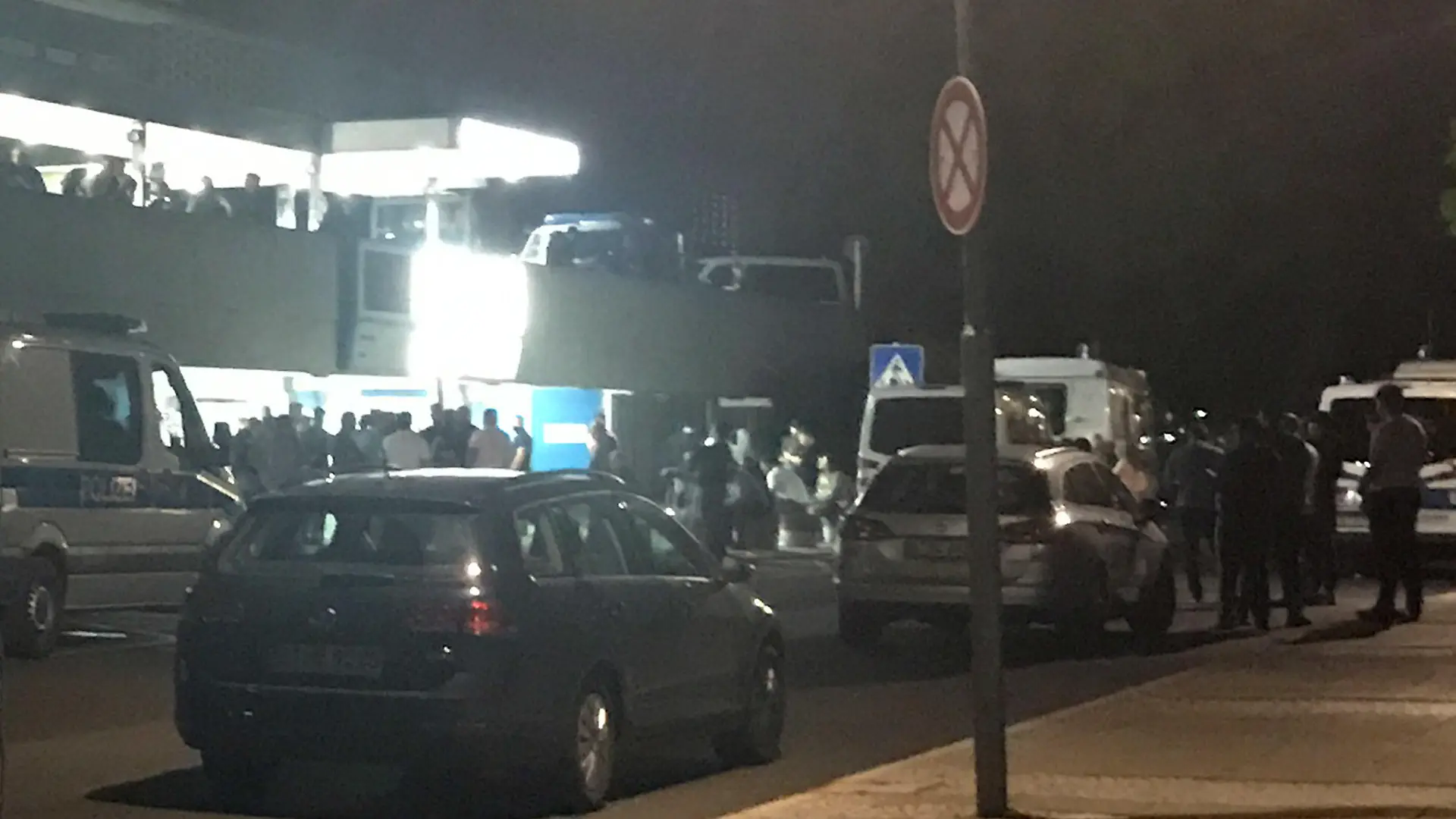 09.09.2018, Berlin: Zahlreiche Menschen haben sich vor dem Benjamin Franklin Klinikum versammelt. Ein 36-Jähriger ist am Tempelhofer Feld in Berlin-Neukölln von mehreren Schüssen getötet worden. Der zunächst lebensgefährlich verletzte Mann wurde am frühen Sonntagabend in ein Krankenhaus gebracht, wo er später starb, wie die Polizei bestätigte. Beamte bewachten das Gebäude mit einem Großaufgebot. Nach unbestätigten Informationen mehrerer Medien soll es sich bei dem Opfer um ein polizeibekanntes Mitglied einer arabischen Großfamilie handeln. (bestmögliche Qualität) Foto: Paul Zinken/dpa +++ dpa-Bildfunk +++