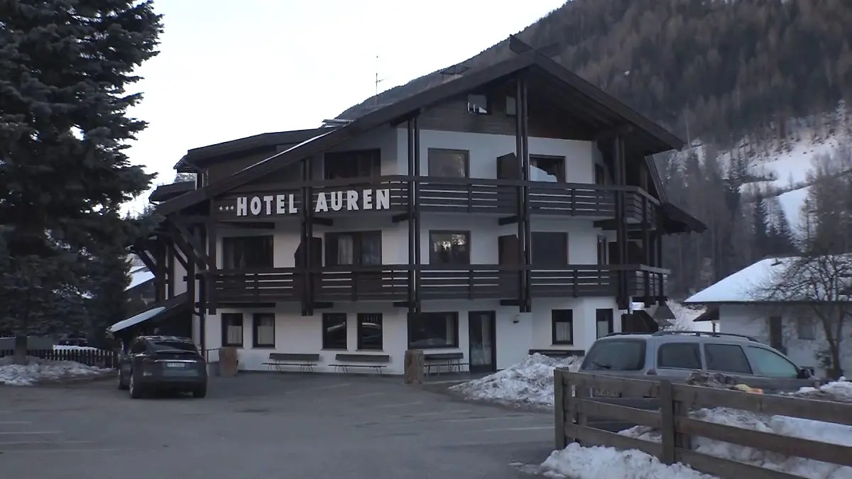 Dreizehnjähriger Schüler auf Ski-Freizeit in Bozen vom Balkon gestürzt