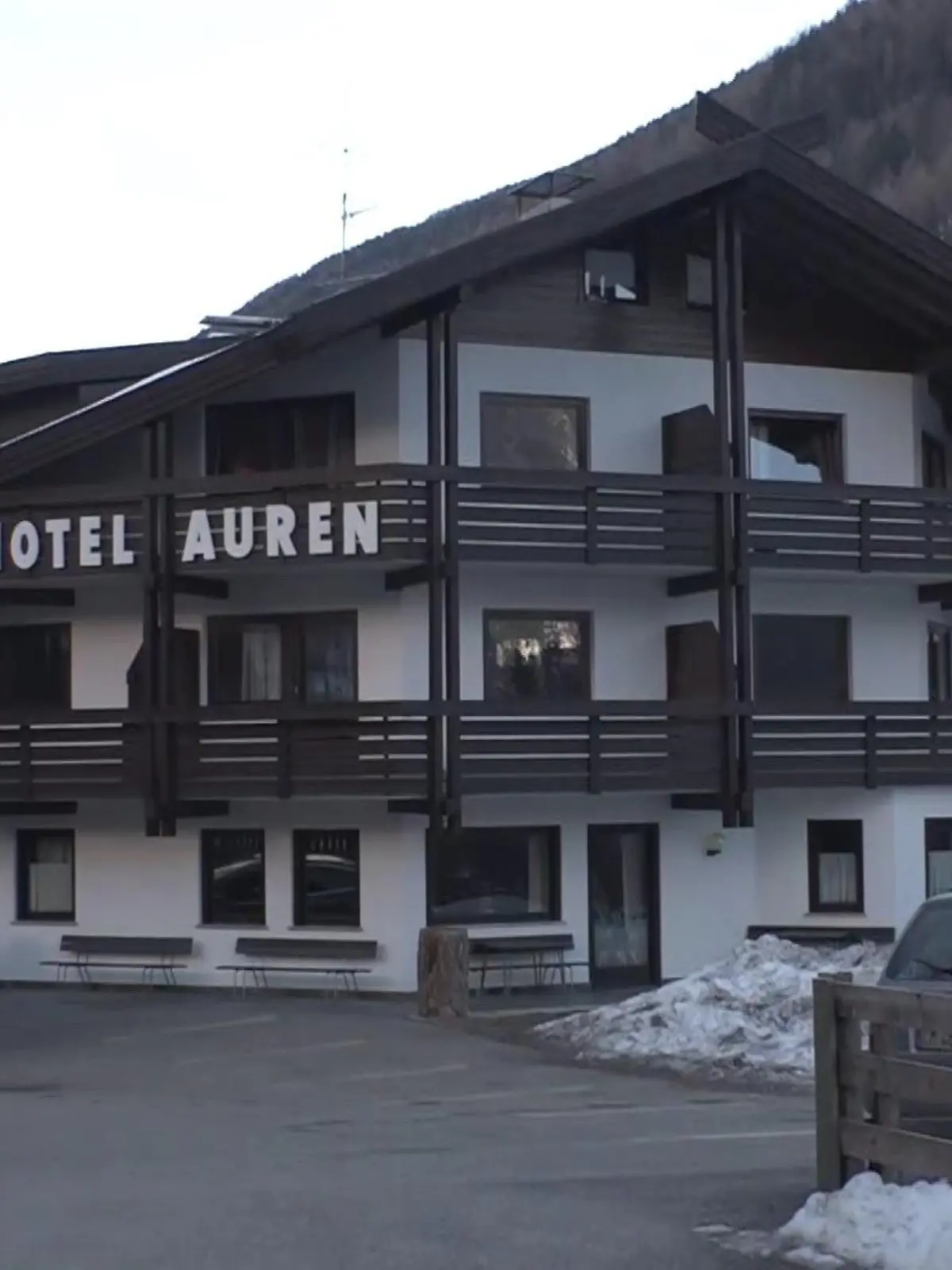 Dreizehnjähriger Schüler auf Ski-Freizeit in Bozen vom Balkon gestürzt