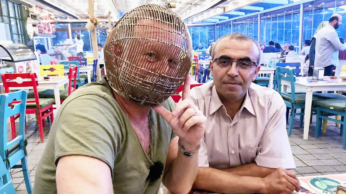 Jenke von Wilmsdorff testet den selbstgebauten Nichtraucher-Käfig.