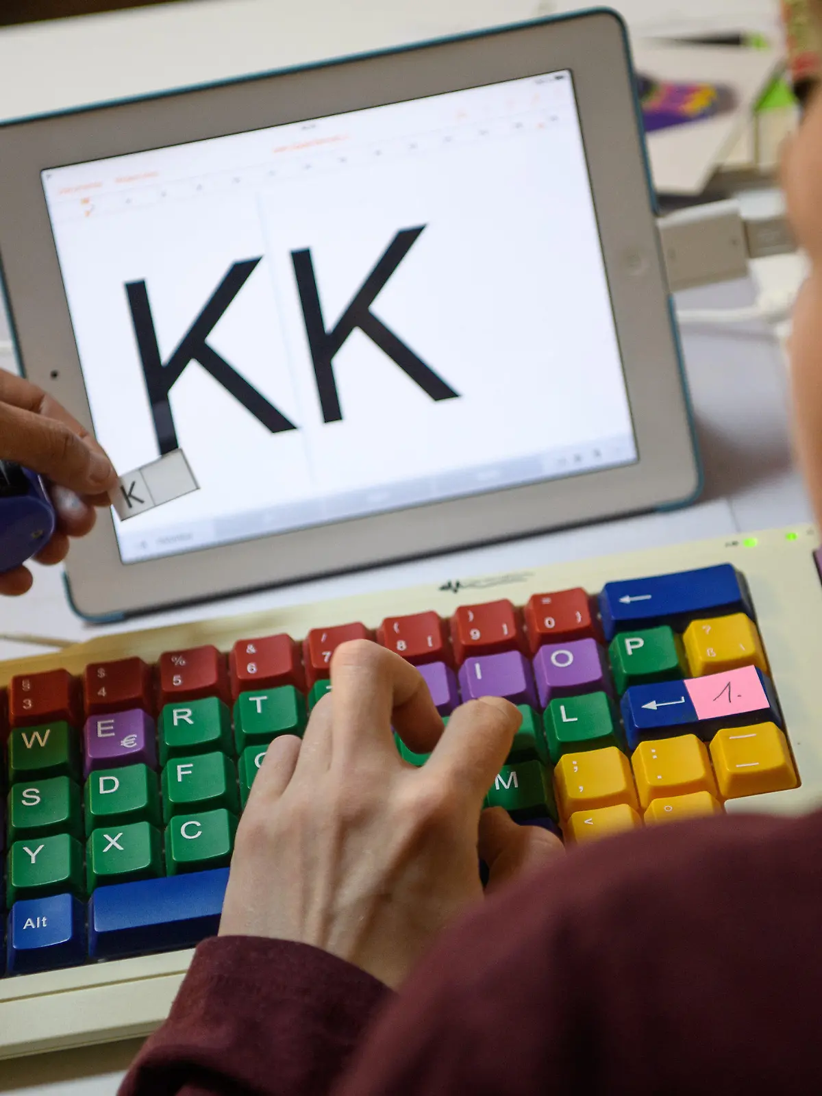 ARCHIV - 17.11.2017, Baden-Württemberg, Korb: SYMBOLFOTO - Eine Therapeutin übt mit einem autistischen Kind das Erkennen und Schreiben von Buchstaben auf einer Tastatur. (zu dpa «Schule, Kindergarten und Autismus - Kongress in Gera») Foto: Sebastian Gollnow/dpa +++ dpa-Bildfunk +++