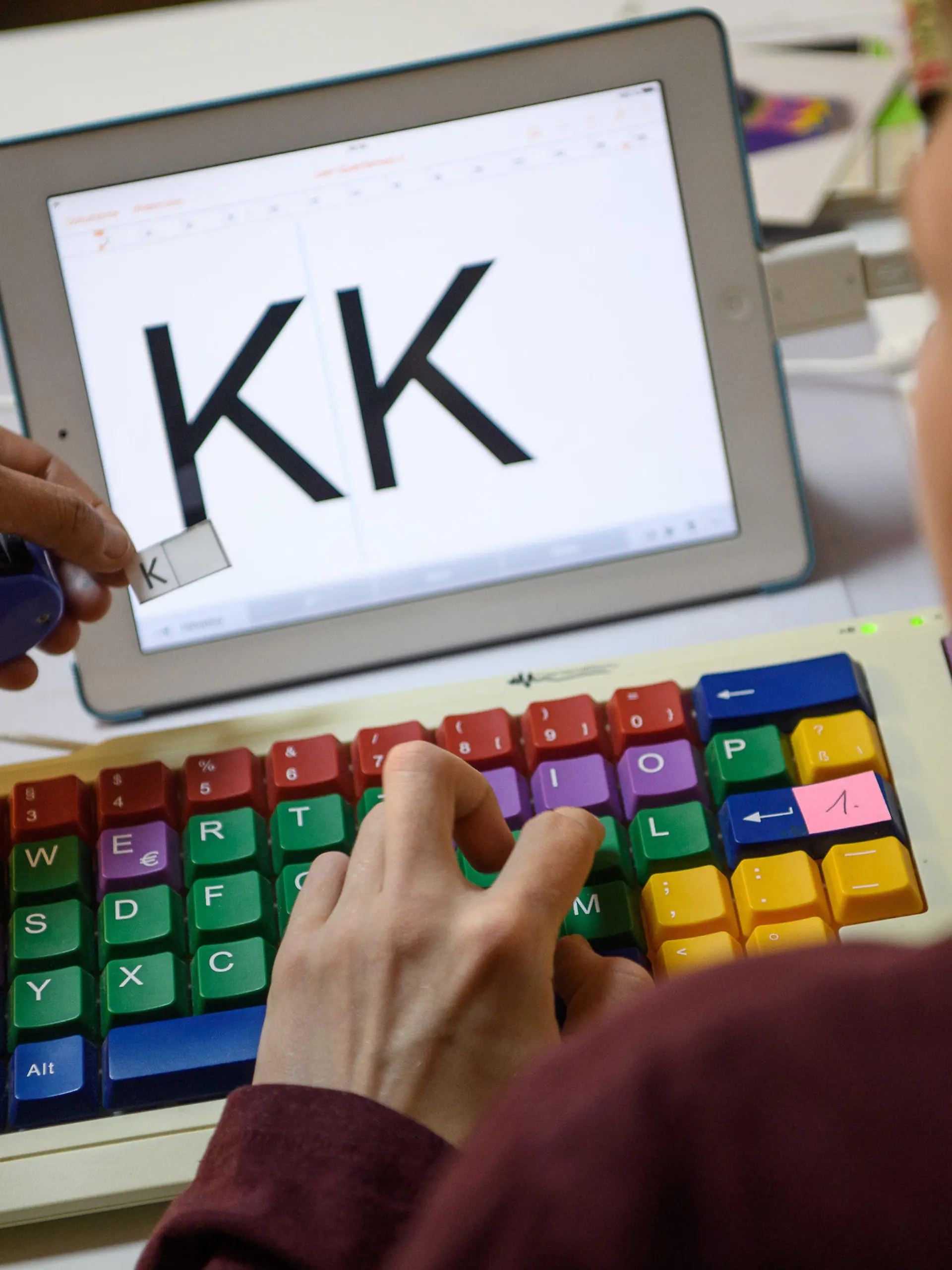 ARCHIV - 17.11.2017, Baden-Württemberg, Korb: SYMBOLFOTO - Eine Therapeutin übt mit einem autistischen Kind das Erkennen und Schreiben von Buchstaben auf einer Tastatur. (zu dpa «Schule, Kindergarten und Autismus - Kongress in Gera») Foto: Sebastian Gollnow/dpa +++ dpa-Bildfunk +++