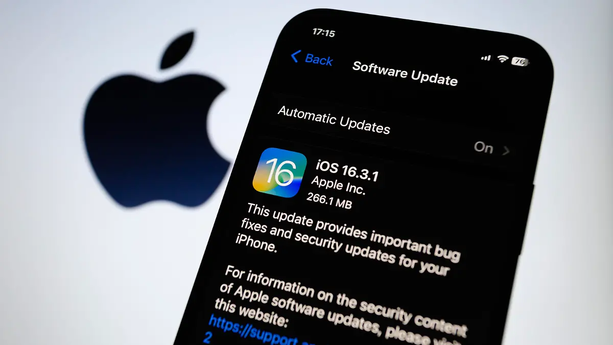 February 13, 2023, Asuncion, Paraguay: Apple releases iOS 16.3.1 on iPhone. The latest iOS update includes bug fixes and security updates that address issues with iCloud, Siri, Find My and crash detection. (Credit Image: © Andre M. Chang/ZUMA Press Wire