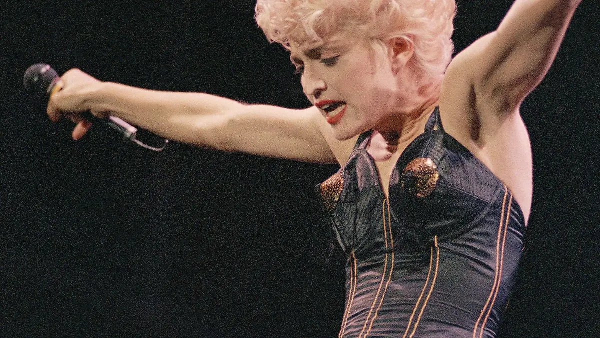 1987: Madonna rockt ihr Outfit aus "Open Your Heart"
