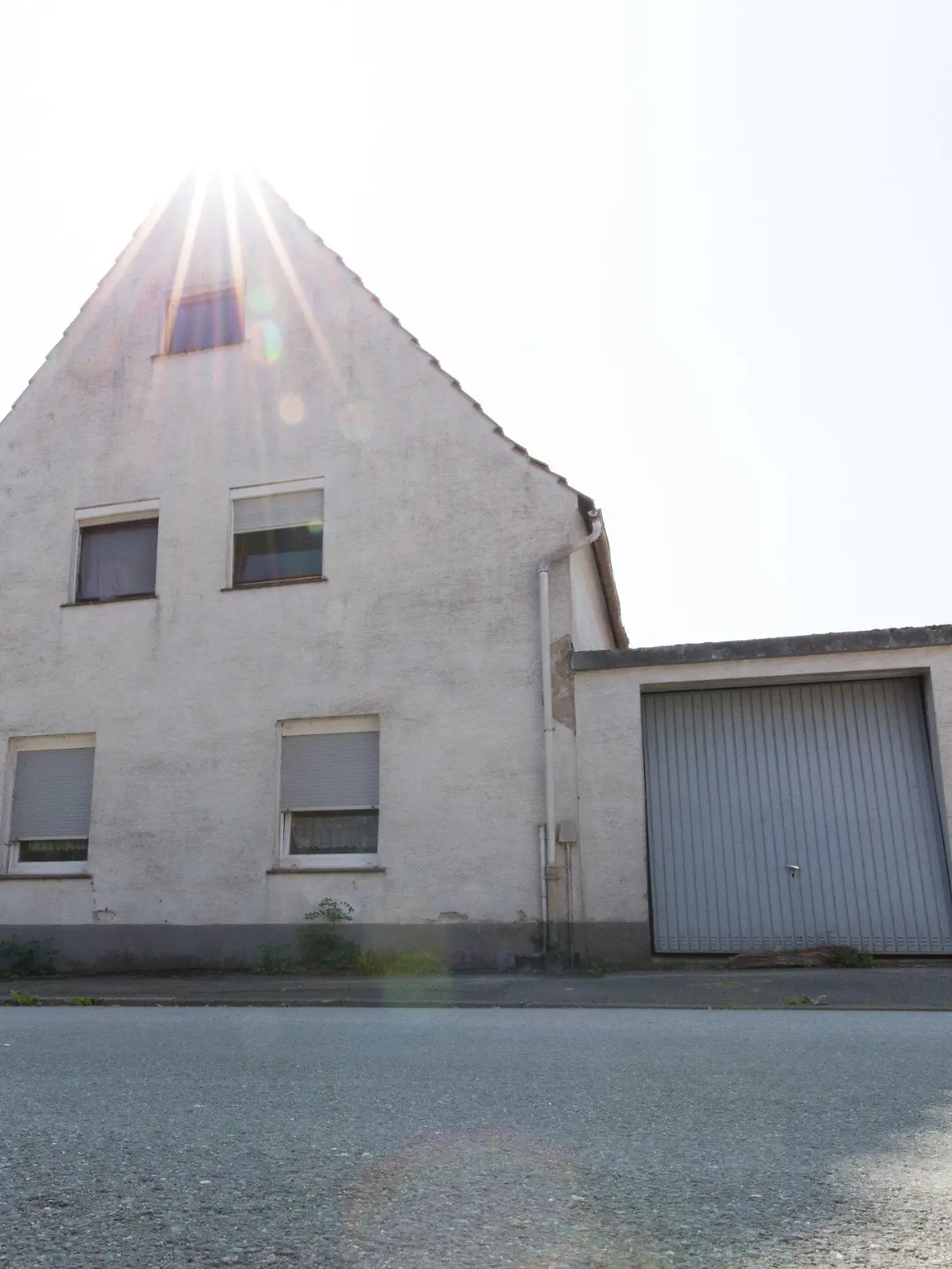 05.09.2018, Nordrhein-Westfalen, Höxter: Blick auf das ehemalige Haus der Angeklagten im Ortsteil Bosseborn. An diesem Tag werden voraussichtlich die Plädoyers im Mordprozess von Höxter verkündet. Über Jahre hinweg soll ein Paar mehrere Frauen aus Niedersachsen in ein Haus nach Ostwestfalen gelockt und dort schwer misshandelt haben. Der 48-Jährige und die 49-Jährige sind wegen Mordes durch Unterlassen angeklagt. Zwei Frauen starben infolge der Quälereien. Foto: Friso Gentsch/dpa +++ dpa-Bildfunk +++