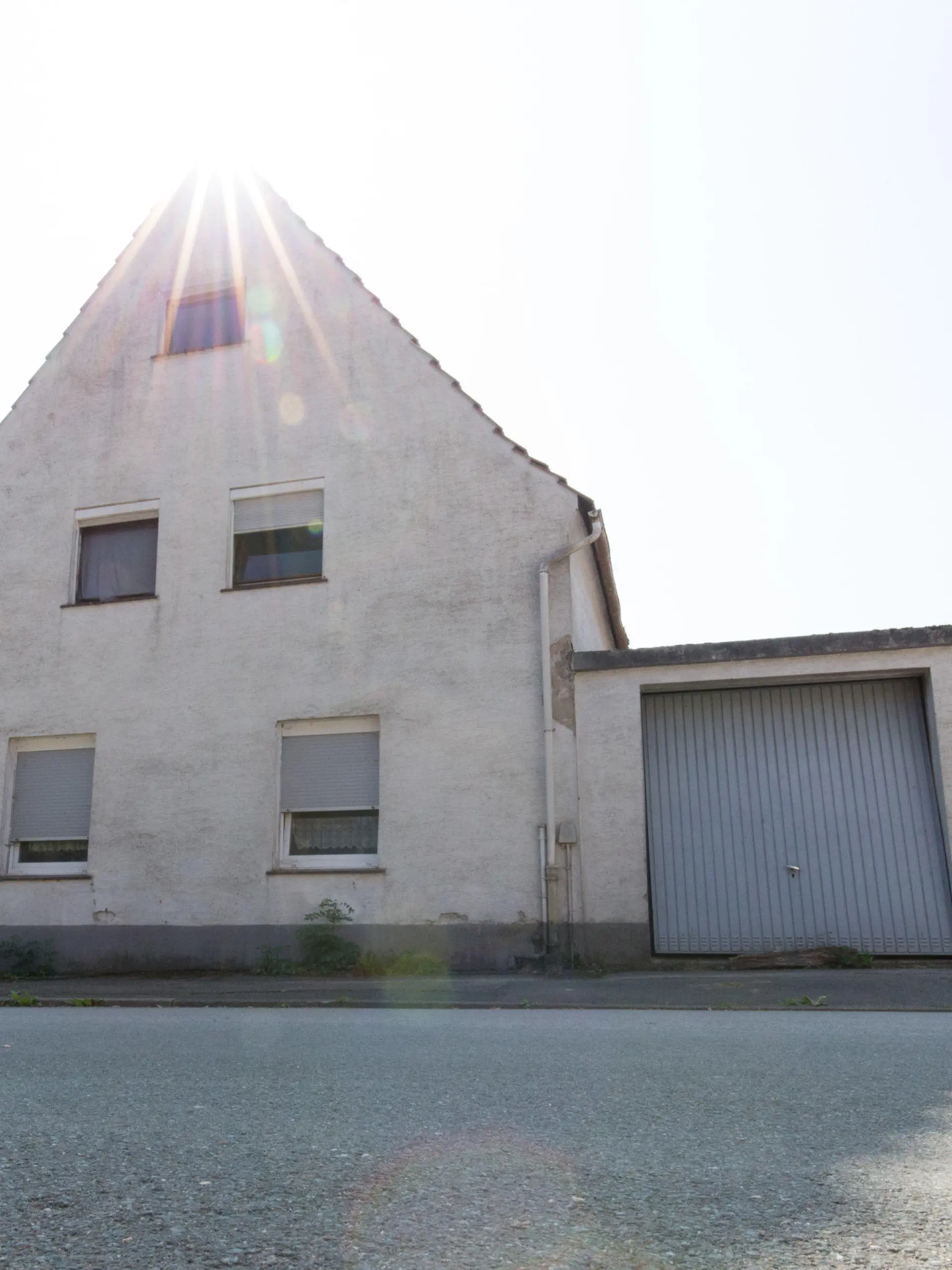 05.09.2018, Nordrhein-Westfalen, Höxter: Blick auf das ehemalige Haus der Angeklagten im Ortsteil Bosseborn. An diesem Tag werden voraussichtlich die Plädoyers im Mordprozess von Höxter verkündet. Über Jahre hinweg soll ein Paar mehrere Frauen aus Niedersachsen in ein Haus nach Ostwestfalen gelockt und dort schwer misshandelt haben. Der 48-Jährige und die 49-Jährige sind wegen Mordes durch Unterlassen angeklagt. Zwei Frauen starben infolge der Quälereien. Foto: Friso Gentsch/dpa +++ dpa-Bildfunk +++