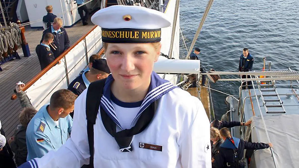 Das Privatfoto der Eltern vom Freitag (15.08.2008) zeigt die 18-jährige Offiziersanwärterin der Bundesmarine Jenny Böken an Bord der Gorch Fock im Hafen von Mürwick. Elf Tage nach ihrem Verschwinden ist eine Soldatin des deutschen Segelschulschiffs «Gorch Fock» tot in der Nordsee gefunden worden. Ein Fischereiaufsichts-Boot habe die Leiche der 18-Jährigen am Montag (15.09.2008) 120 Kilometer nordwestlich der Insel Helgoland geborgen. dpa/lnw +++(c) dpa - Bildfunk+++