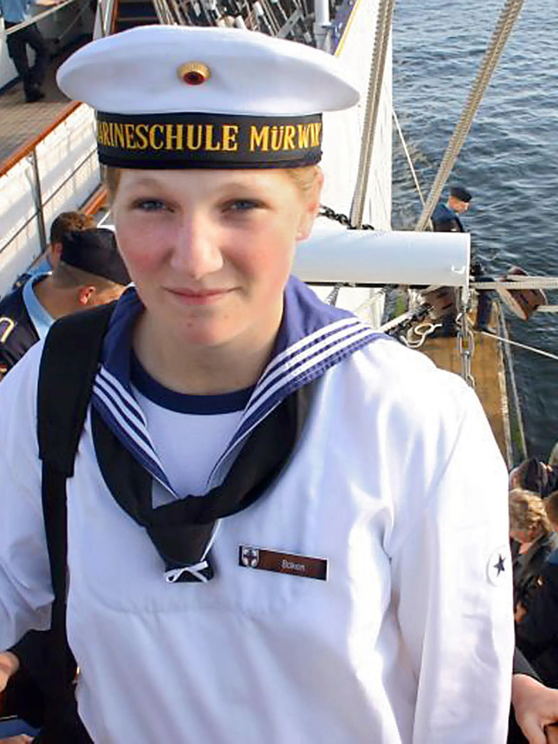 Das Privatfoto der Eltern vom Freitag (15.08.2008) zeigt die 18-jährige Offiziersanwärterin der Bundesmarine Jenny Böken an Bord der Gorch Fock im Hafen von Mürwick. Elf Tage nach ihrem Verschwinden ist eine Soldatin des deutschen Segelschulschiffs «Gorch Fock» tot in der Nordsee gefunden worden. Ein Fischereiaufsichts-Boot habe die Leiche der 18-Jährigen am Montag (15.09.2008) 120 Kilometer nordwestlich der Insel Helgoland geborgen. dpa/lnw +++(c) dpa - Bildfunk+++