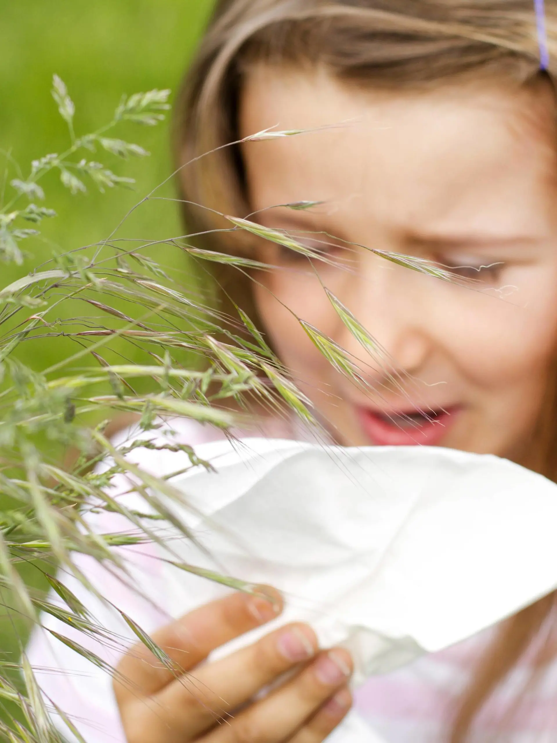 Maedchen mit Heuschnupfen, Deutschland | girl with hayfever, Germany