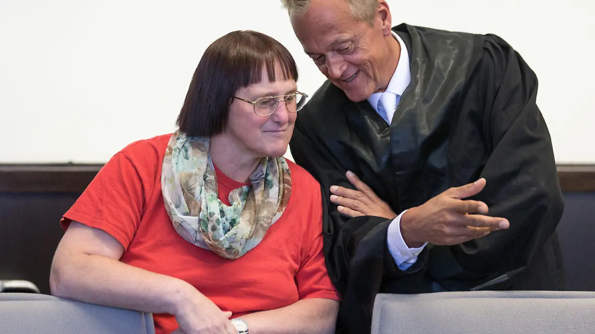ARCHIV - 03.07.2018, Nordrhein-Westfalen, Paderborn: Die Angeklagte Angelika W. (l) steht neben ihrem Verteidiger Peter Wüller im Landgericht. Am Mittwoch wird der Mordprozess nach den tödlichen Misshandlungen von Höxter fortgesetzt. Foto: Friso Gentsch/dpa +++ dpa-Bildfunk +++