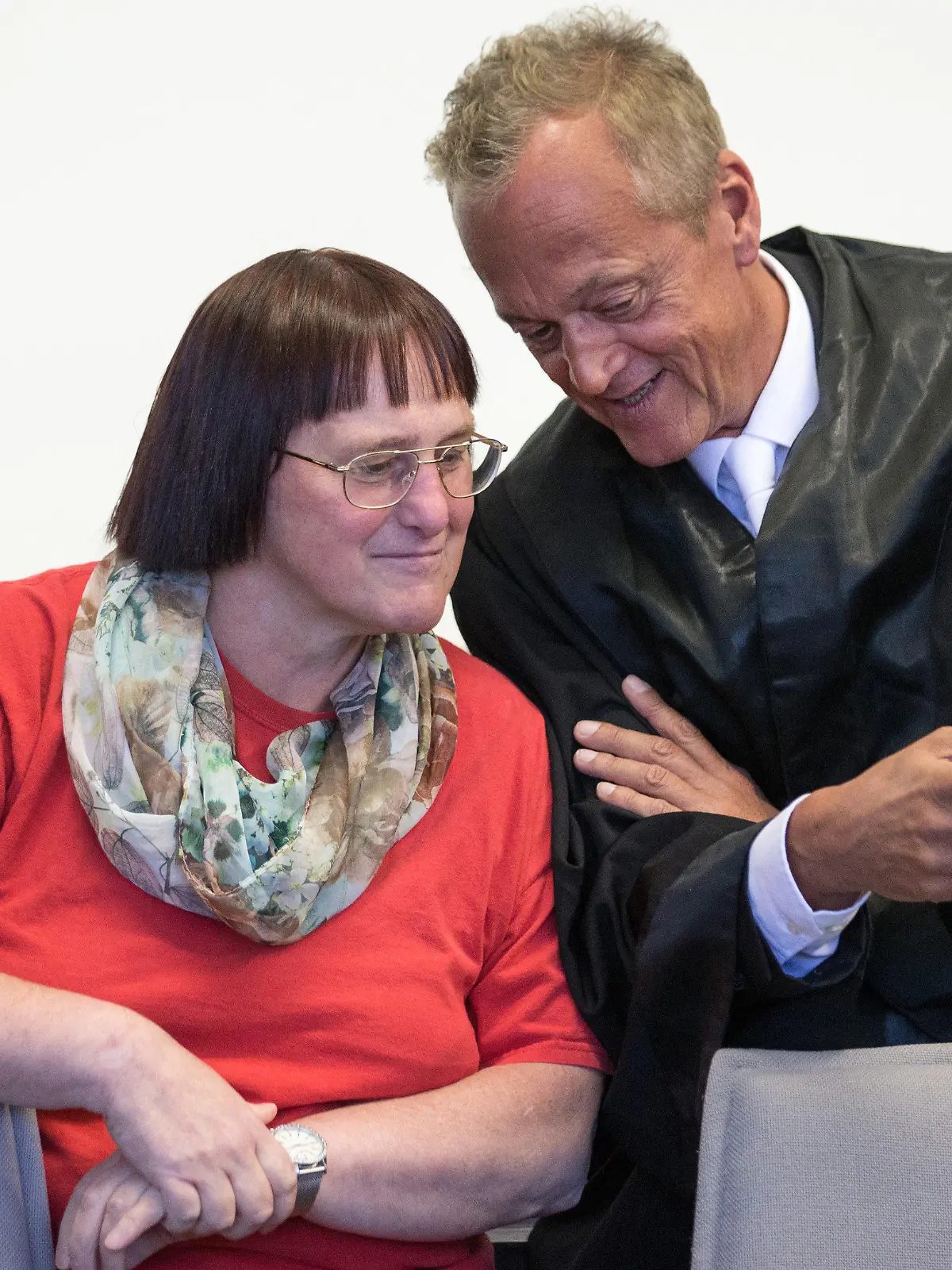 ARCHIV - 03.07.2018, Nordrhein-Westfalen, Paderborn: Die Angeklagte Angelika W. (l) steht neben ihrem Verteidiger Peter Wüller im Landgericht. Am Mittwoch wird der Mordprozess nach den tödlichen Misshandlungen von Höxter fortgesetzt. Foto: Friso Gentsch/dpa +++ dpa-Bildfunk +++