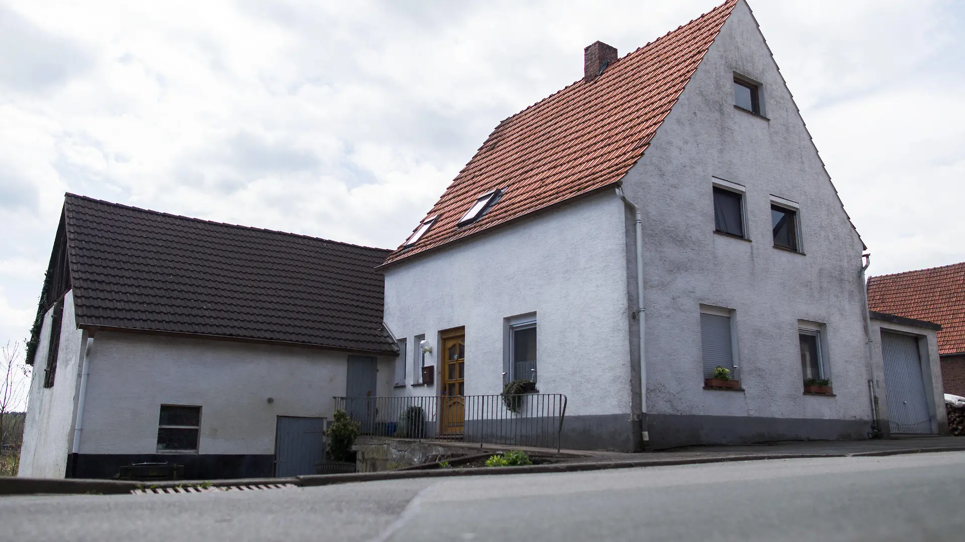 Ein Haus, fotografiert am 29.04.2016 in Höxter (Nordrhein-Westfalen). Eine Frau ist nach Angaben der Staatsanwaltschaft wochenlang in einem abgelegenen Haus im ostwestfälischen Höxter gefangen gehalten worden und schließlich an schweren Misshandlungen gestorben. Die Frau war den Ermittlungen zufolge durch eine Partnerschaftsanzeige in die Hände ihrer mutmaßlichen Peiniger geraten. Foto: Marcel Kusch/dpa (zu dpa «Frau stirbt nach wochenlanger Gefangenschaft auf Gehöft» vom 29.04.2016) +++(c) dpa - Bildfunk+++