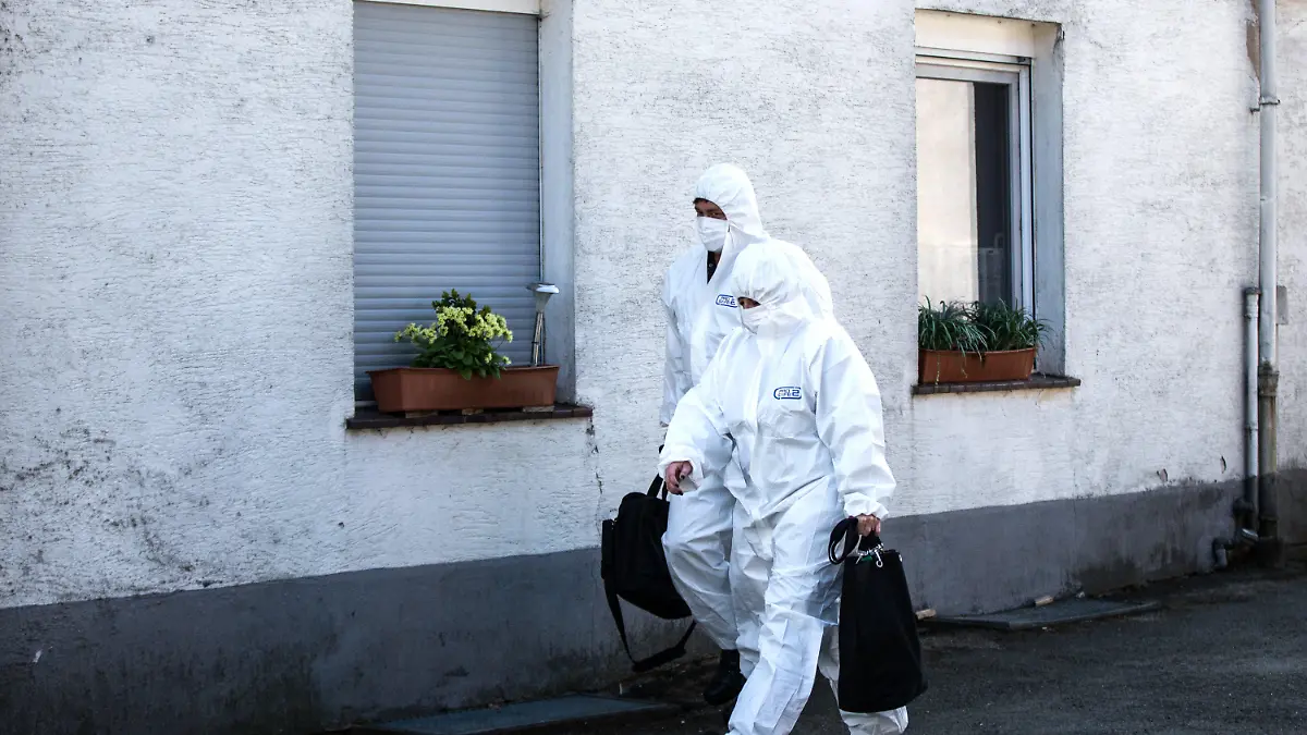 Mitarbeiter der Spurensicherung gehen am 02.05.2016 in Höxter (Nordrhein-Westfalen) am Haus des beschuldigten Ehepaares vorbei. Das mutmaßlich für den Tod einer 41-Jährigen verantwortliche Paar aus Höxter soll ein weiteres Tötungsdelikt gestanden haben. Das erfuhr die Deutsche Presse-Agentur aus Polizeikreisen. Die Staatsanwaltschaft Paderborn wollte dies zunächst weder bestätigen noch dementieren. Foto: Marcel Kusch/dpa +++(c) dpa - Bildfunk+++