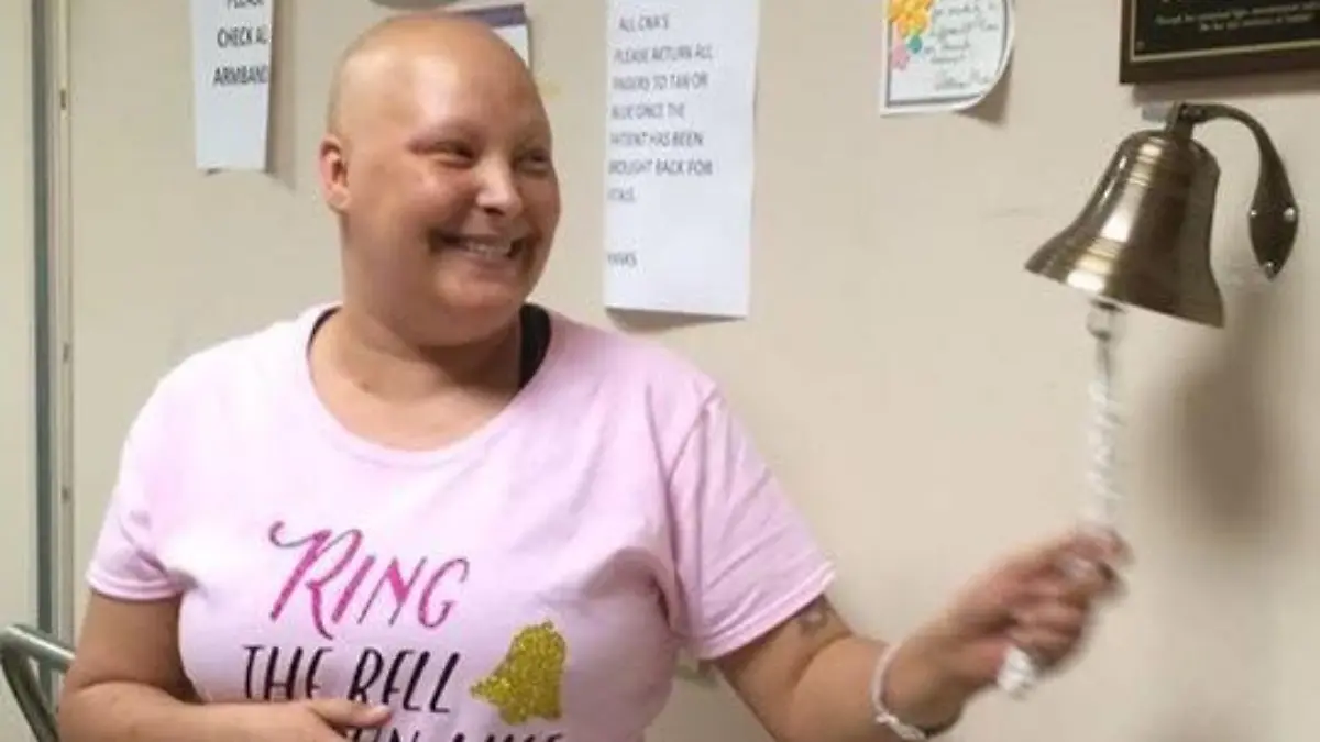 Bo Smith läutet eine Glocke in der Klinik, in der sie wegen inflammatorischem Brustkrebs behandelt wurde.