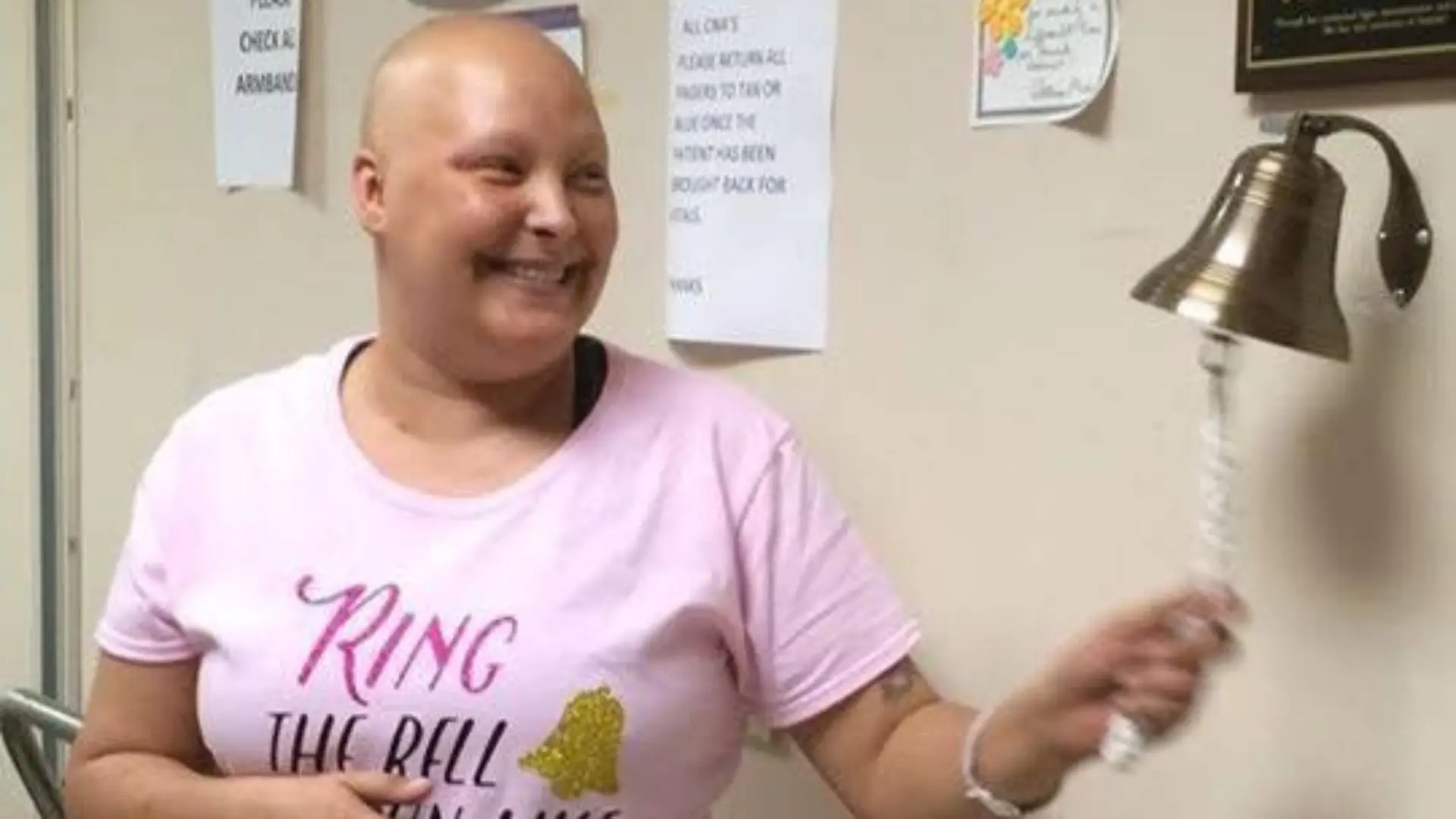 Bo Smith läutet eine Glocke in der Klinik, in der sie wegen inflammatorischem Brustkrebs behandelt wurde.