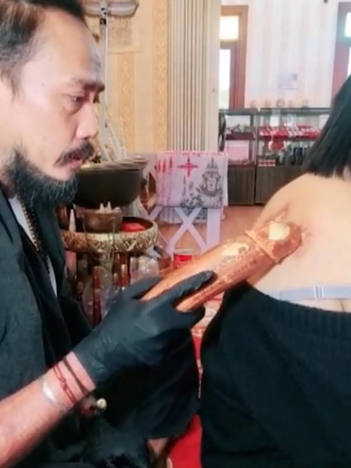 In dieser Praxis in Thailand sind Stethoskop und Ultraschallgerät Mangelware - hier wird mit Dildos behandelt.