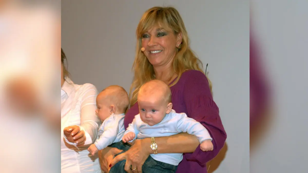 Soraya Lewe-Tacke, die Mutter von Sarah Connor, zeigt ihre Zwillinge Mick und Lex auf der "Babywelt Messe" im November 2008.
