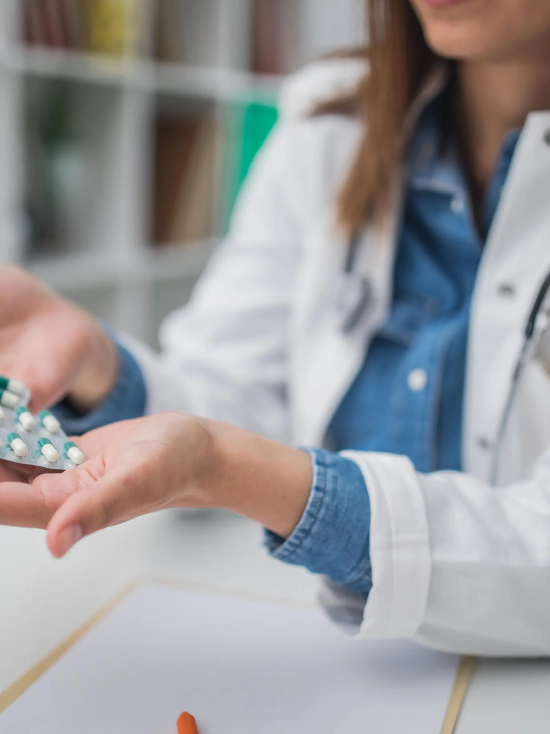 Ärztin zeigt Tabletten