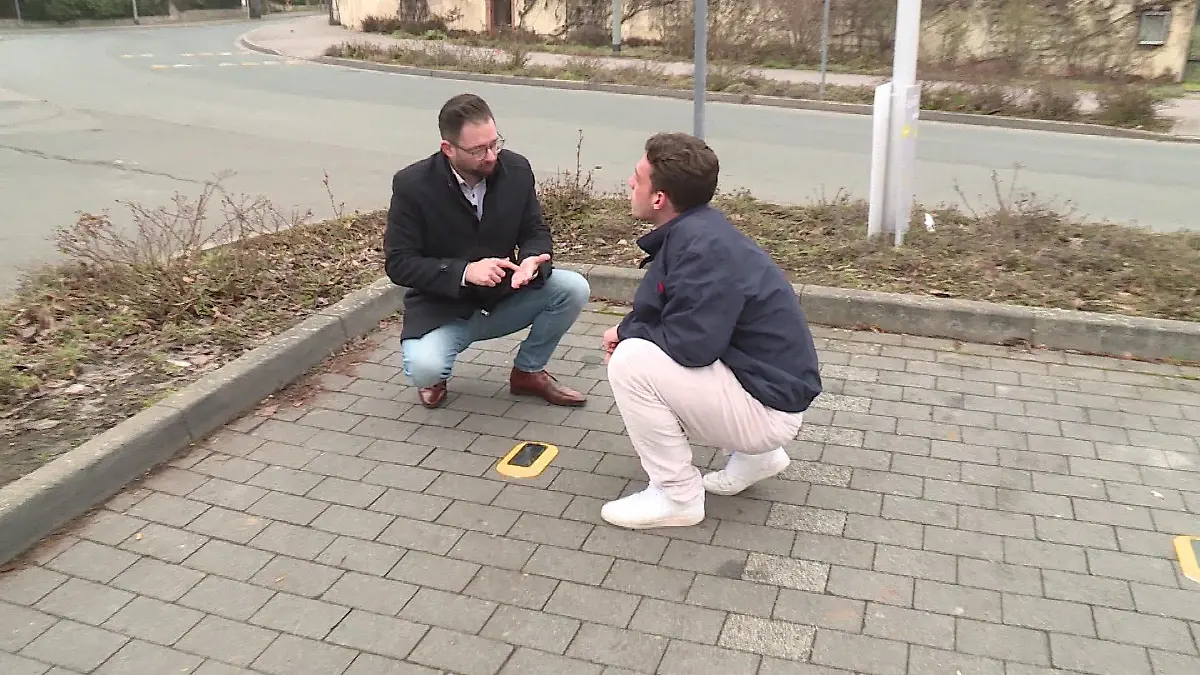 Geisenheims Bürgermeister Christian Aßmann erklärt unserem Reporter Felix Breiner, wie das neue Parksystem funktioniert.