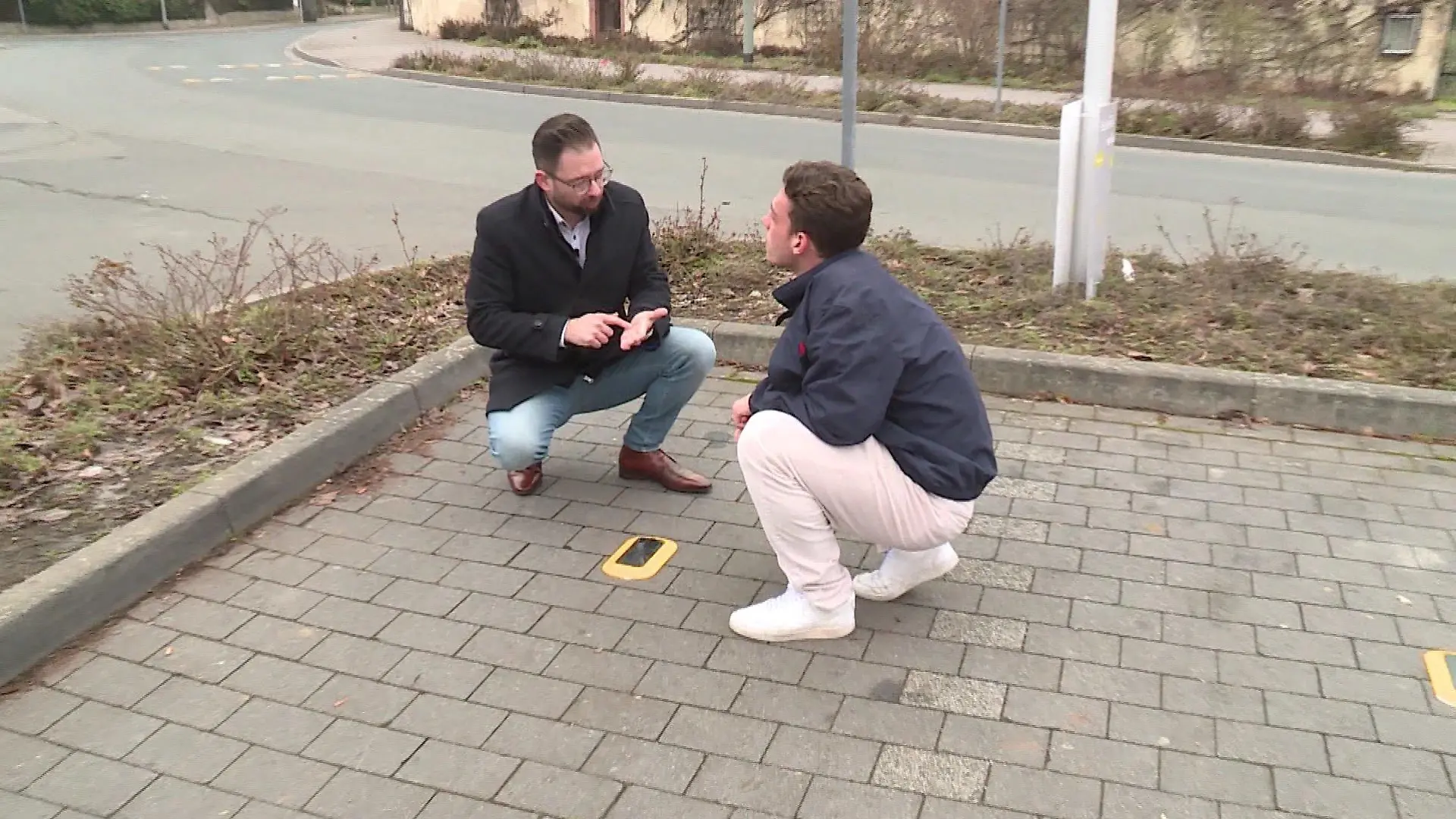 Geisenheims Bürgermeister Christian Aßmann erklärt unserem Reporter Felix Breiner, wie das neue Parksystem funktioniert.