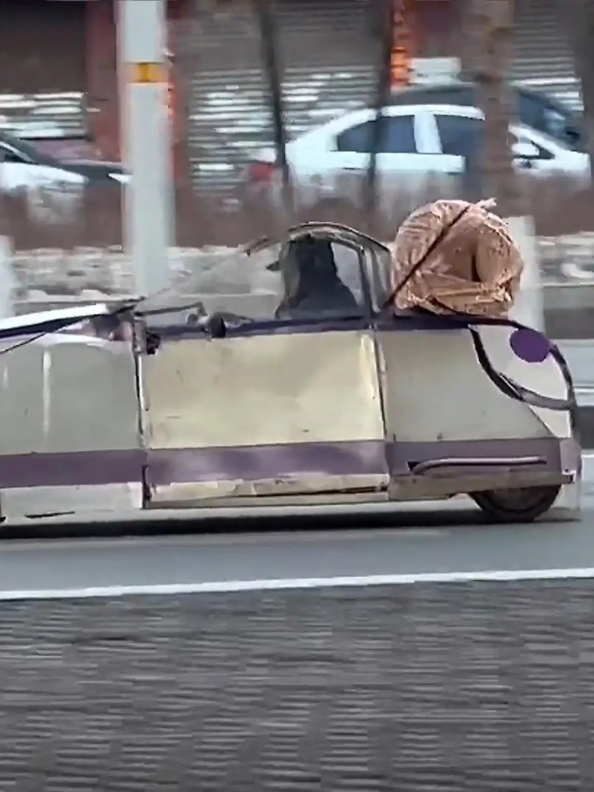 Was ist denn das?! Wenn Sie so ein Auto noch nie gesehen haben, ist das kein Wunder – denn dieser Chinese hat seinen fahrbaren Untersatz selbst gebaut! Wie selbstverständlich fährt er damit durch die chinesische Stadt Shenyang.