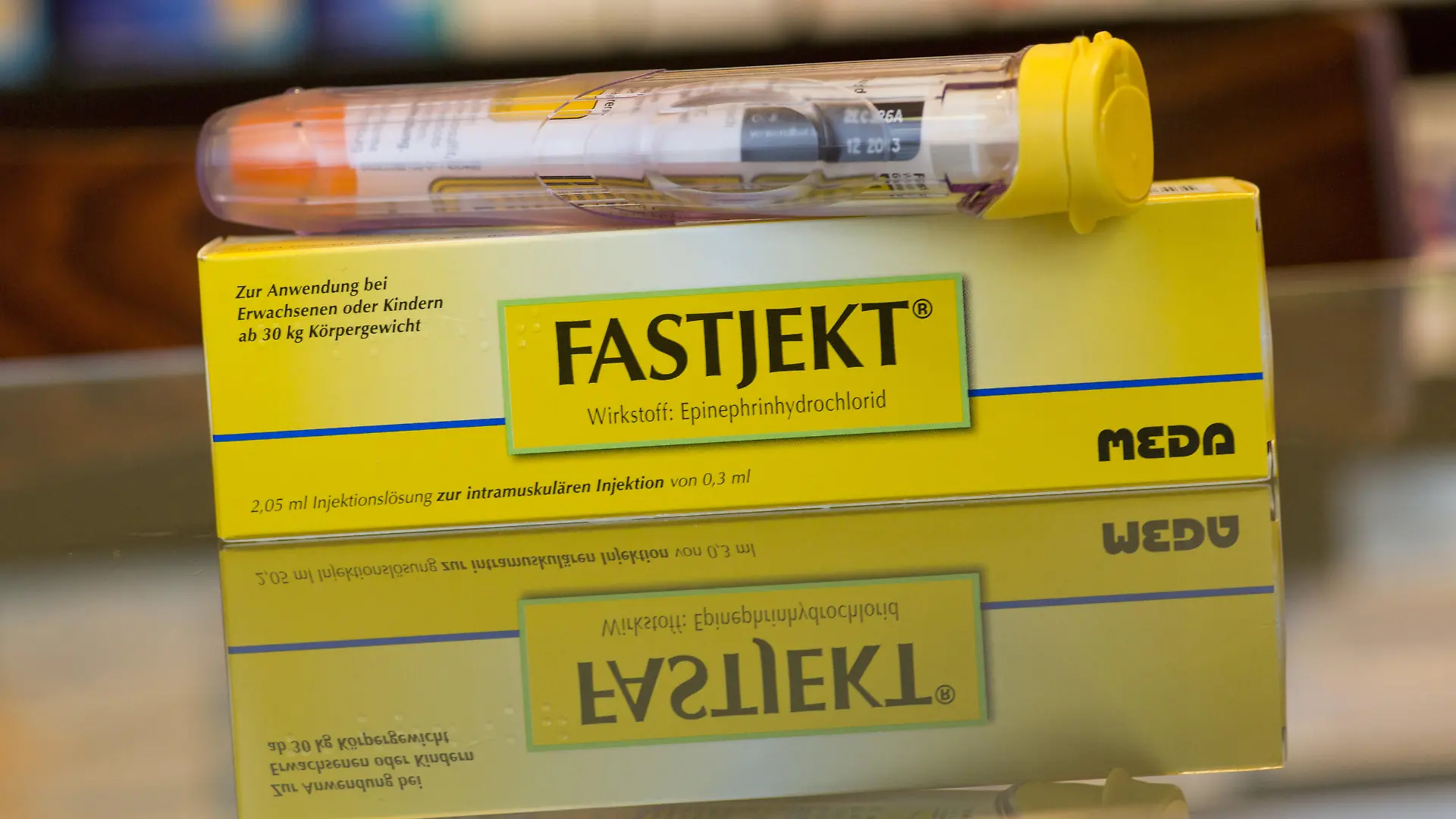 Das Medikament Fastjekt, fotografiert in Frankfurt am Main (Hessen) am 16.11.2012. Es dient zur Notfallbehandlung einer akuten allergischen Reaktion (anaphylaktischer Schock). Der enthaltene Wirkstoff ist Epinephrinhydrochlorid, das mit dem natürlich vorkommenden Hormon Adrenalin praktisch identisch ist. Foto: Frank Rumpenhorst/dpa | Verwendung weltweit