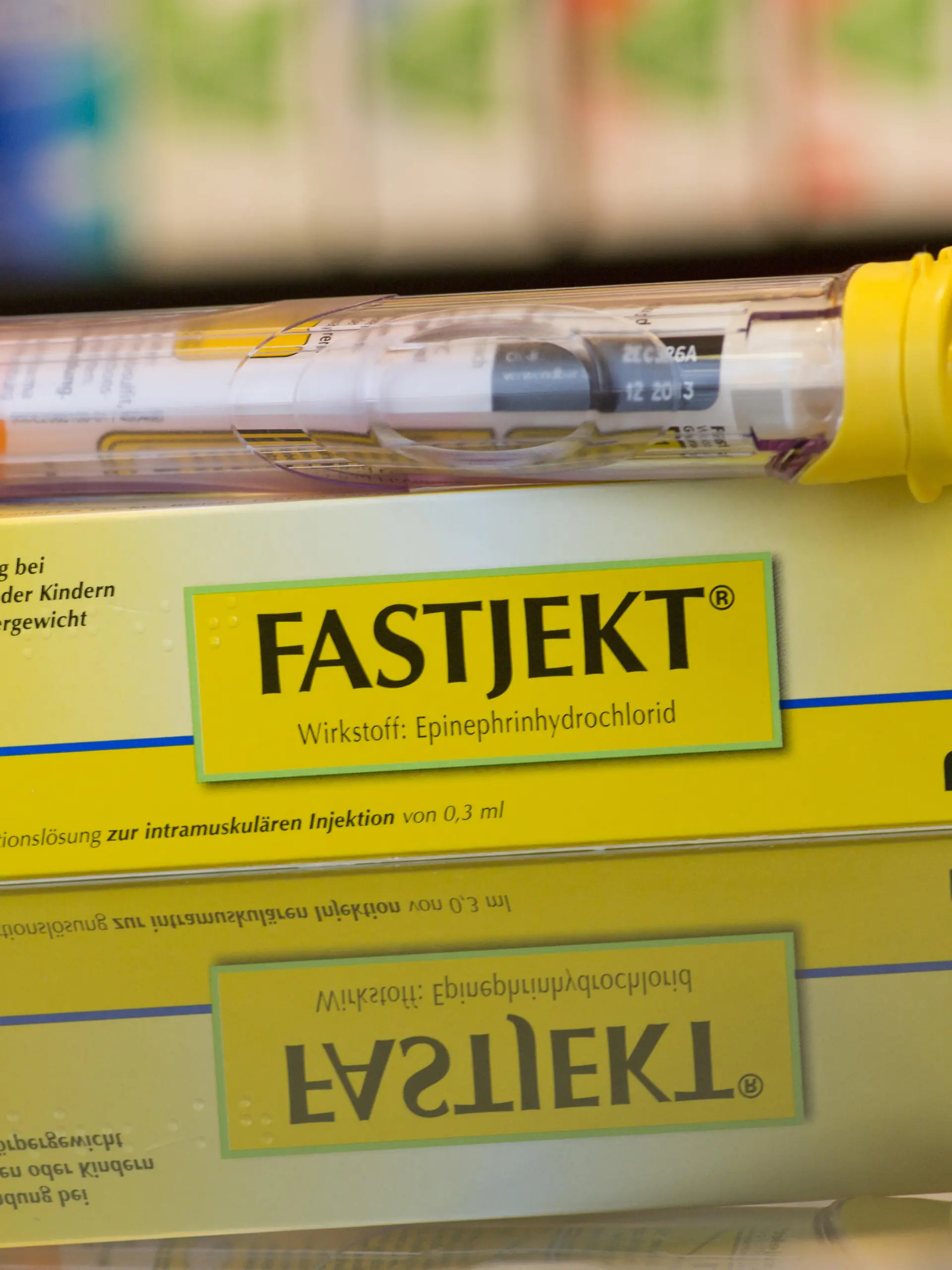 Das Medikament Fastjekt, fotografiert in Frankfurt am Main (Hessen) am 16.11.2012. Es dient zur Notfallbehandlung einer akuten allergischen Reaktion (anaphylaktischer Schock). Der enthaltene Wirkstoff ist Epinephrinhydrochlorid, das mit dem natürlich vorkommenden Hormon Adrenalin praktisch identisch ist.   Foto: Frank Rumpenhorst/dpa | Verwendung weltweit