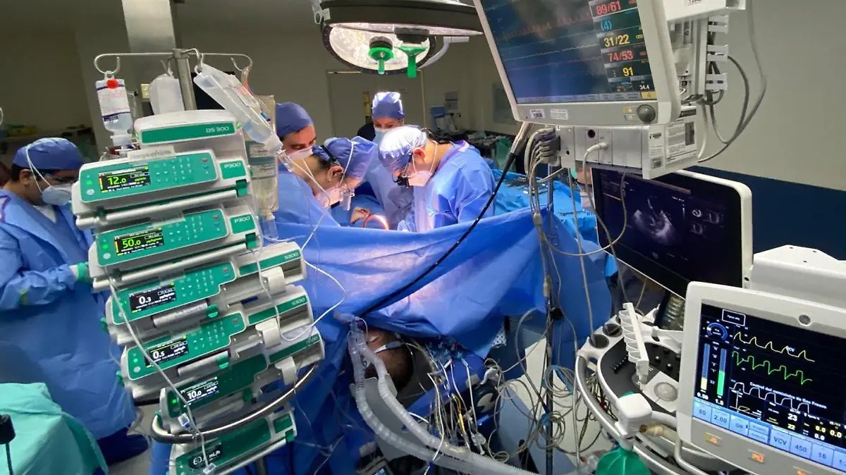 HANDOUT - 31.08.2020, Mexiko, Monterrey: Auf diesem vom Krankenhaus Christus Muguerza zur Verfügung gestellten Bild führt ein Team um den Chirurgen Wong Jaen eine Doppel-Lungentransplatation an einem Covid-19-Überlebenden durch. Der 55-jährige Patient war zuvor 52 Tage lang künstlich beatmet worden. (Wiederholung mit verändertem Bildausschnitt) Foto: ---/Hospital Christus Muguerza/dpa - ACHTUNG: Nur zur redaktionellen Verwendung im Zusammenhang mit der aktuellen Berichterstattung und nur mit vollständiger Nennung des vorstehenden Credits +++ dpa-Bildfunk +++