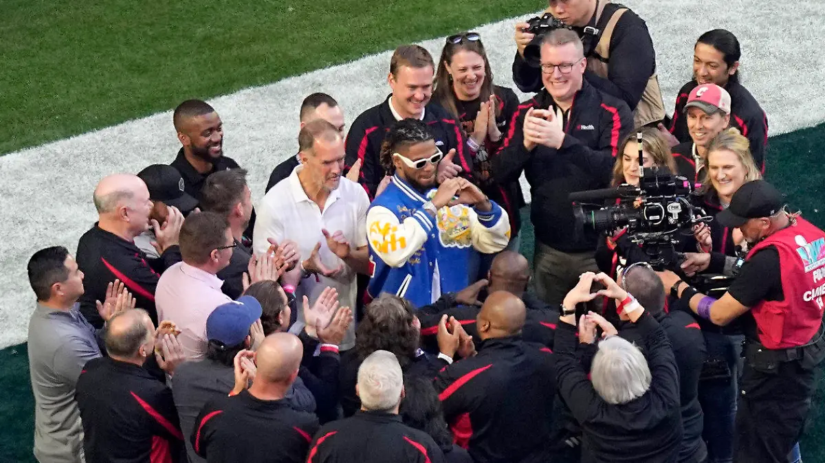 12.02.2023, USA, Glendale: American Football; Profiliga NFL, Philadelphia Eagles - Kansas City Chiefs, Super Bowl im State Farm Stadium: Damar Hamlin (M) von den Buffalo Bills wird vor dem NFL Super Bowl 57 umringt. Foto: David J. Phillip/AP/dpa +++ dpa-Bildfunk +++