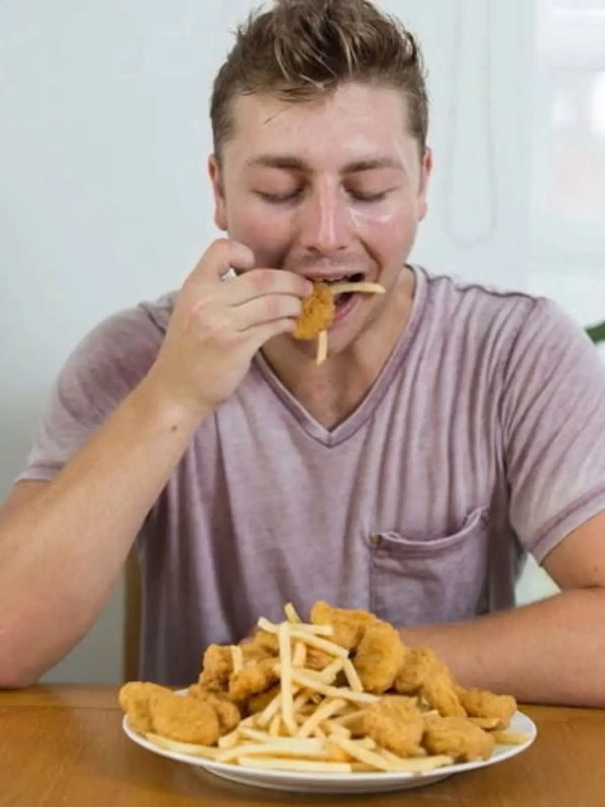 Ryan isst Pommes und Chicken Nuggets