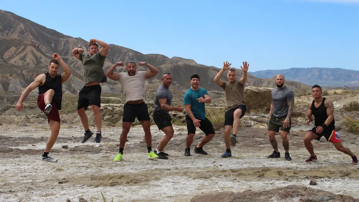 Die ersten acht Kandidaten von "Showdown - Die Wüstenchallenge": Manuel Bär, Johannes Veh, Björn Millen, Issam Mokhtari, Marius Al-Ani, Bero Klahr, Robert Biasca und Roudi Hasan.