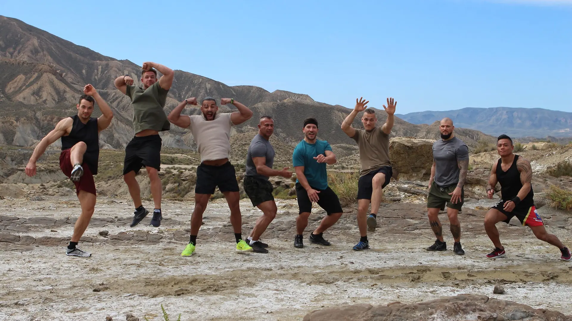 Die ersten acht Kandidaten von "Showdown - Die Wüstenchallenge": Manuel Bär, Johannes Veh, Björn Millen, Issam Mokhtari, Marius Al-Ani, Bero Klahr, Robert Biasca und Roudi Hasan.