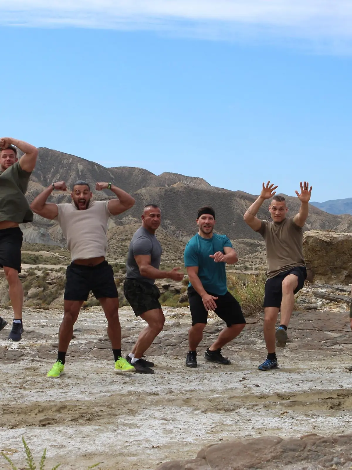 Die ersten acht Kandidaten von "Showdown - Die Wüstenchallenge": Manuel Bär, Johannes Veh, Björn Millen, Issam Mokhtari, Marius Al-Ani, Bero Klahr, Robert Biasca und Roudi Hasan.
