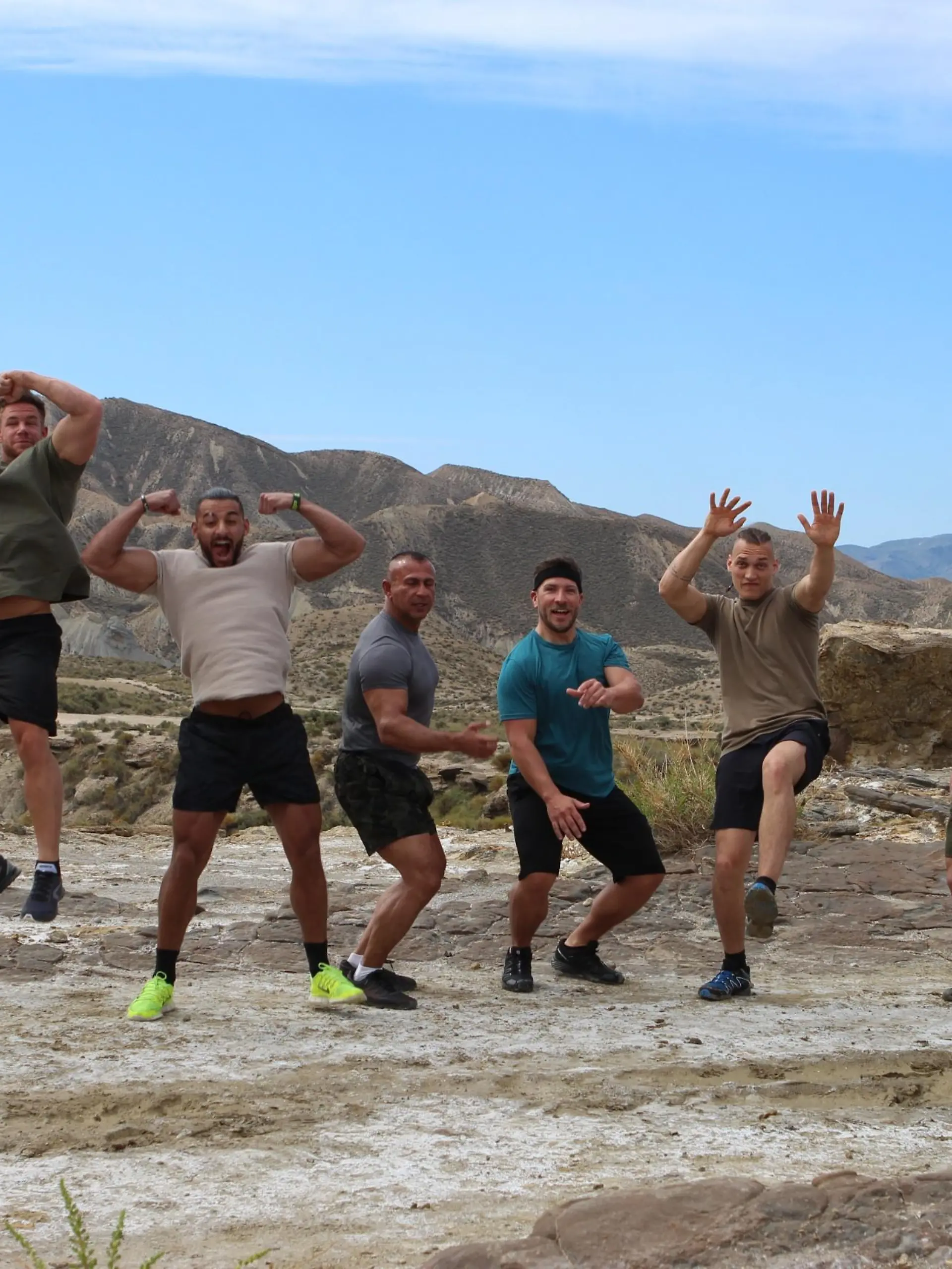 Die ersten acht Kandidaten von "Showdown - Die Wüstenchallenge": Manuel Bär, Johannes Veh, Björn Millen, Issam Mokhtari, Marius Al-Ani, Bero Klahr, Robert Biasca und Roudi Hasan.
