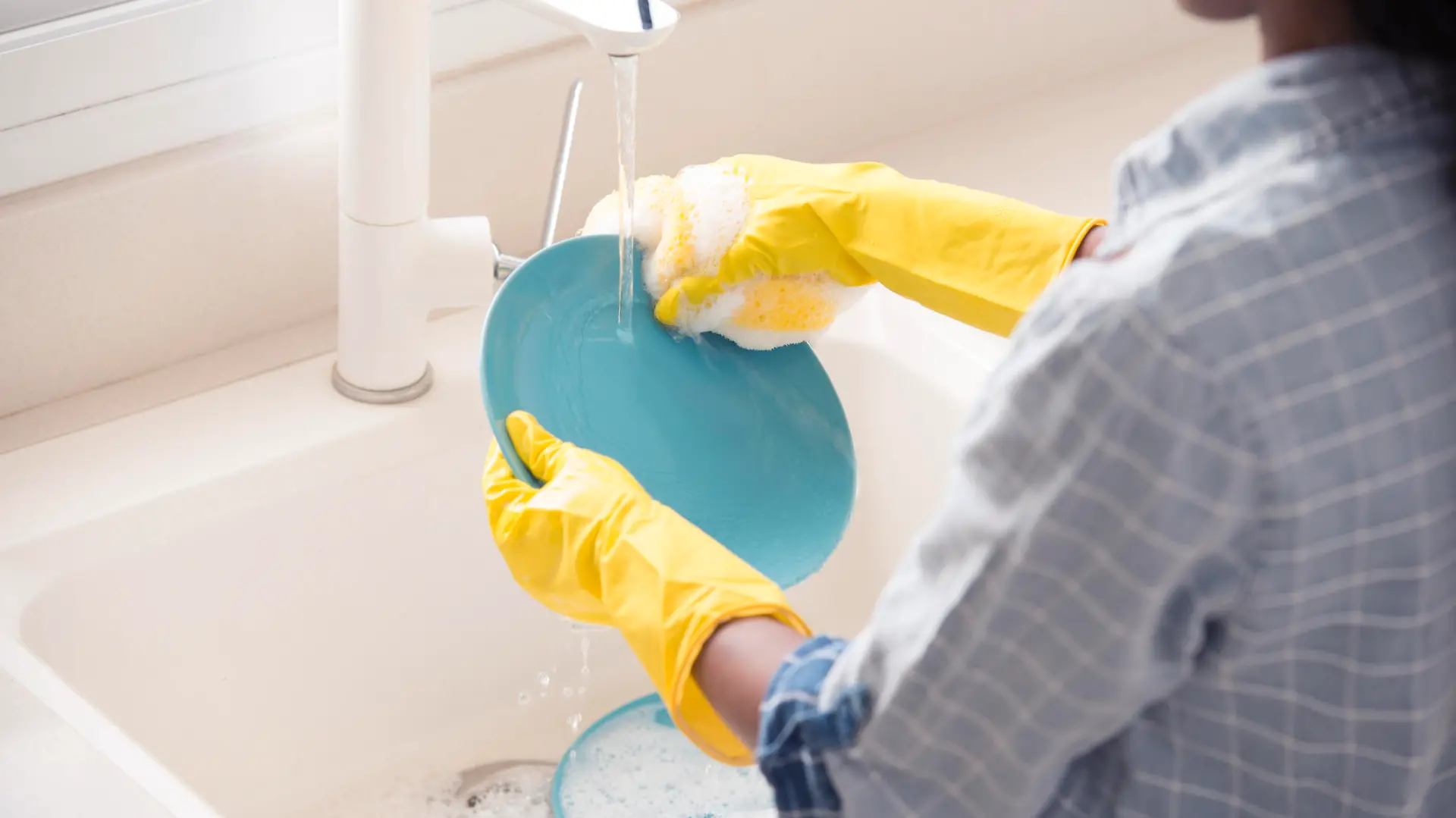 Achtung: In Spülmitteln befinden sich leider oft Schadstoffe, die Allergien auslösen können. Deshalb sollten Sie beim Spülen immer Handschuhe tragen.