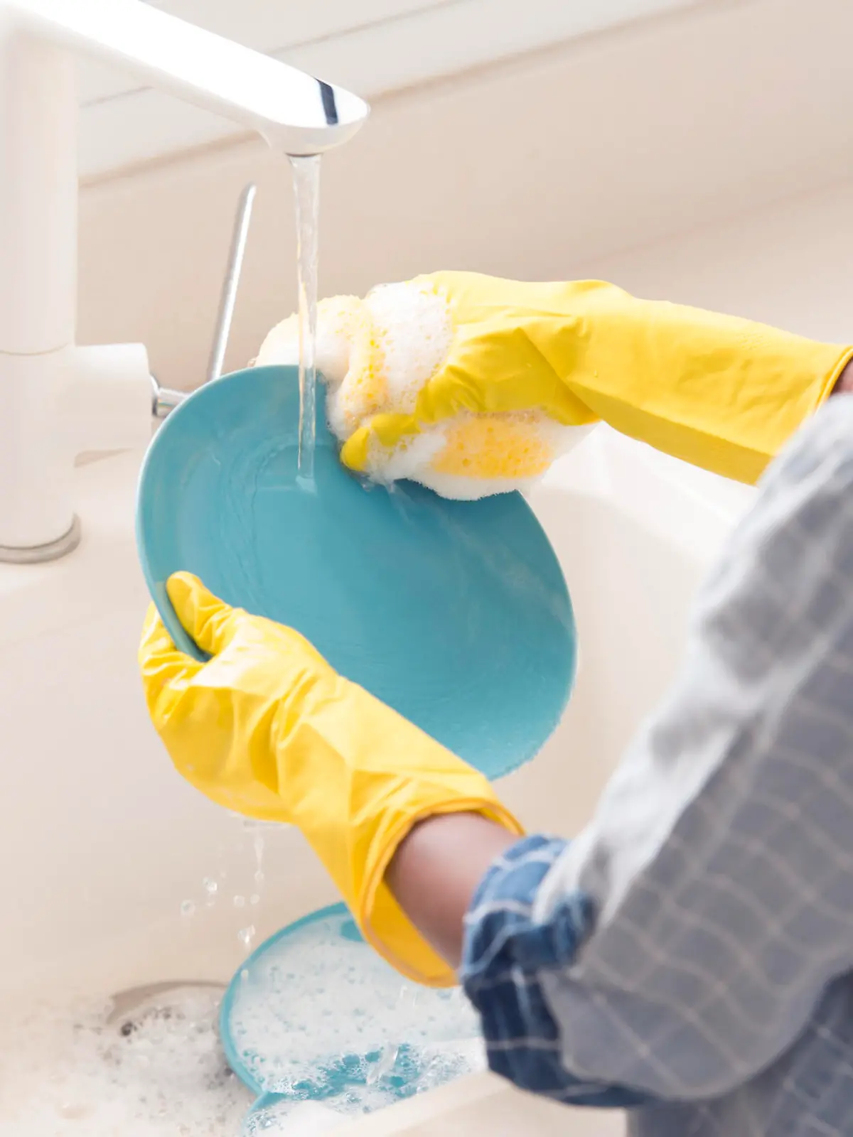 Achtung: In Spülmitteln befinden sich leider oft Schadstoffe, die Allergien auslösen können. Deshalb sollten Sie beim Spülen immer Handschuhe tragen.