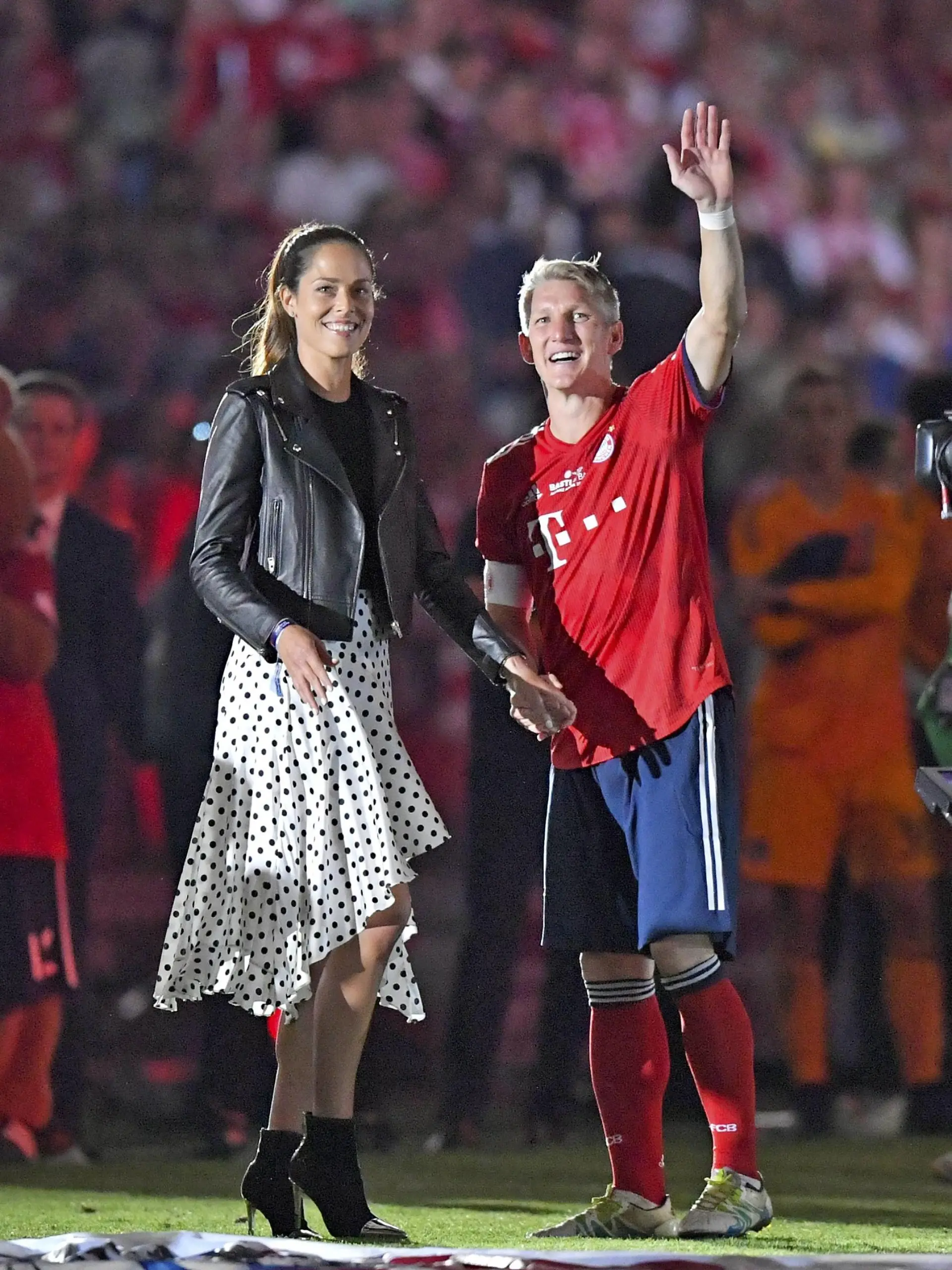 28.08.2018, Fussball 1. Bundesliga 2018/2019, Testspiel: FC Bayern München - Chicago Fire, in der Allianz-Arena München. Abschied von Bastian Schweinsteiger (re). Seine Ehefrau Ana Ivanovic (li) kommt als Überraschung nach dem Spiel zu ihm aufs Feld. *** 28 08 2018 Football 1 Bundesliga 2018 2019 Test match FC Bayern Munich Chicago Fire in the Allianz Arena Munich Farewell to Bastian Schweinsteiger re His wife Ana Ivanovic li comes as a surprise after the game to him on the field  