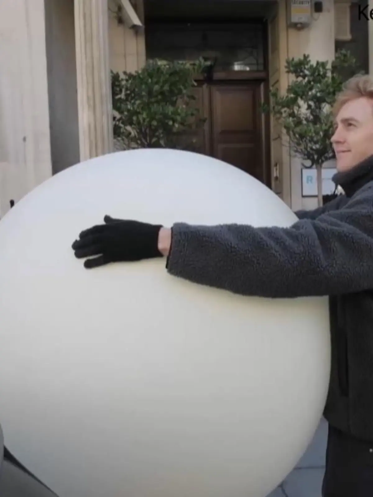 Zwei britische YouTuber wollten mit einem Scherz die mutmaßliche Spionage-Attacke Chinas auf die USA in der letzten Woche "kontern" – mit einem Heliumballon über der chinesischen Botschaft in London. Daran befestigten sie eine Go-Pro, ließen die Konstruktion steigen und filmten aus der Luft. Lange blieb die Aktion allerdings nicht unbemerkt. Nach zehn Flugminuten unterbrach die Polizei die beiden Internet-Komiker.