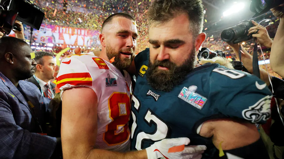 Football - NFL - Super Bowl LVII - Kansas City Chiefs v Philadelphia Eagles - State Farm Stadium, Glendale, Arizona, United States - February 12, 2023 Kansas City Chiefs' Travis Kelce with his brother, Philadelphia Eagles' Jason Kelce as the Kansas City Chiefs celebrate after winning Super Bowl LVII REUTERS/Brian Snyder